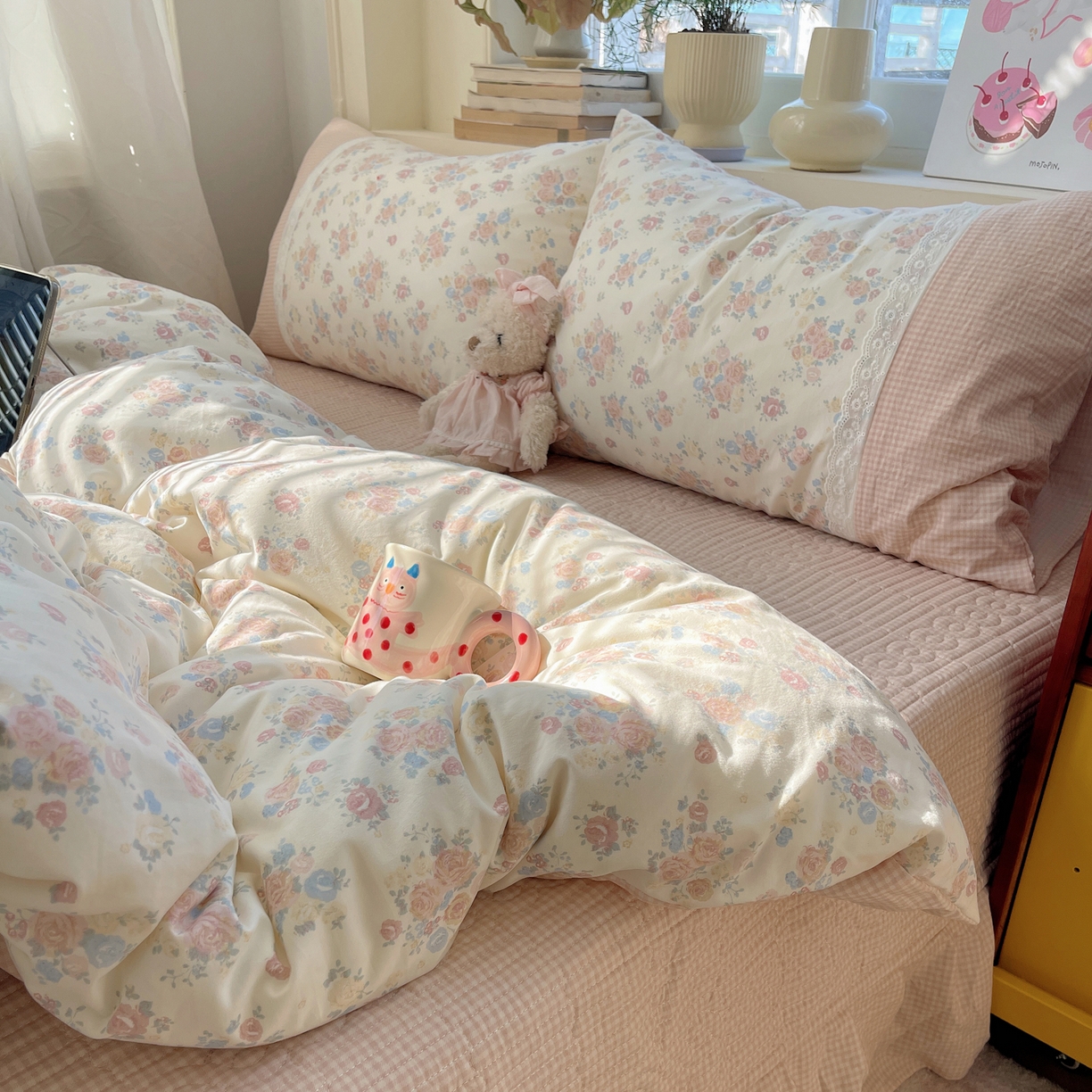 91家纺网 家纺一手货源 找家纺 花漾家居 2026新款小红书爆款小清新格子双拼刺绣小花边古法水洗棉四件套 花田初夏