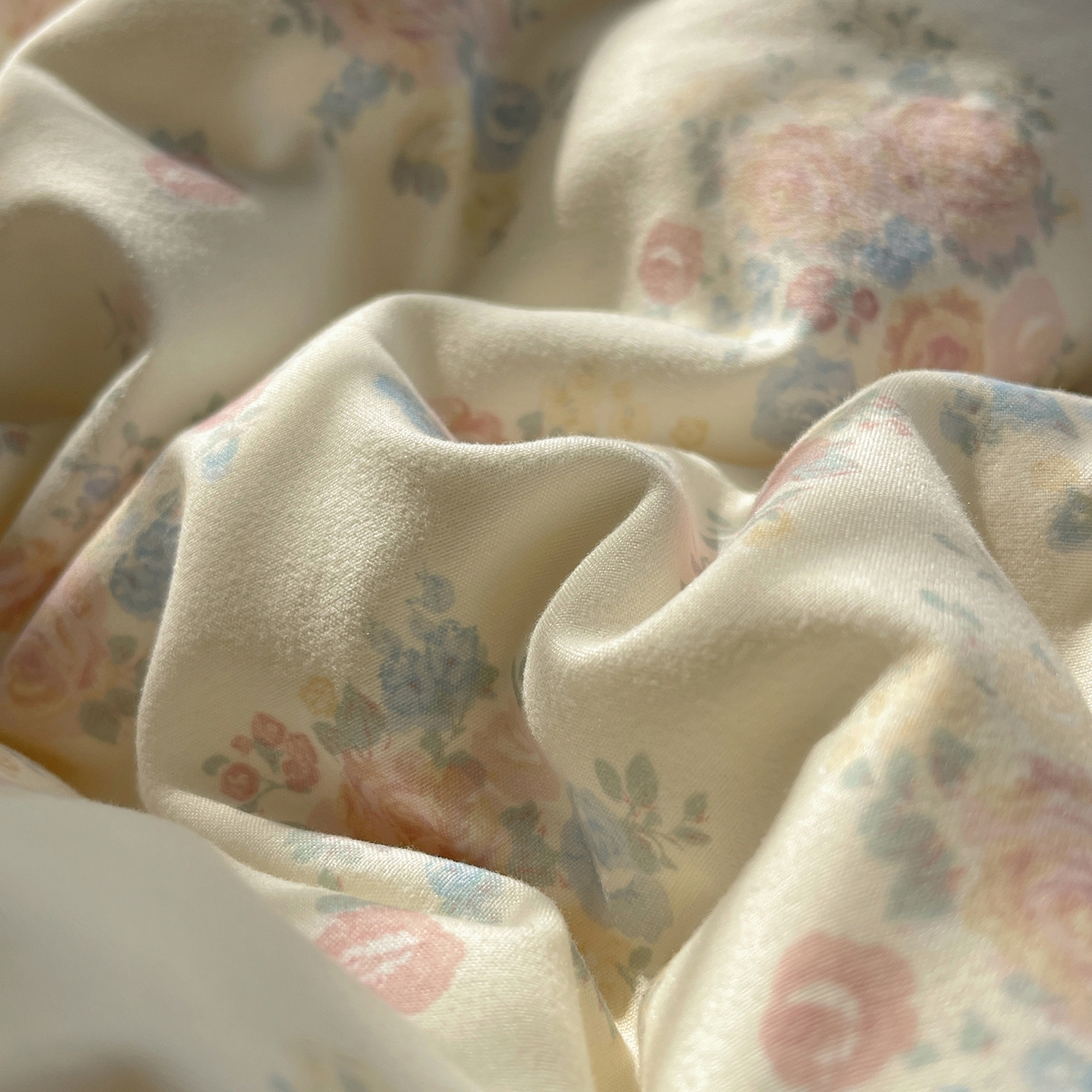 91家纺网 家纺一手货源 找家纺 花漾家居 2026新款小红书爆款小清新格子双拼刺绣小花边古法水洗棉四件套 花田初夏