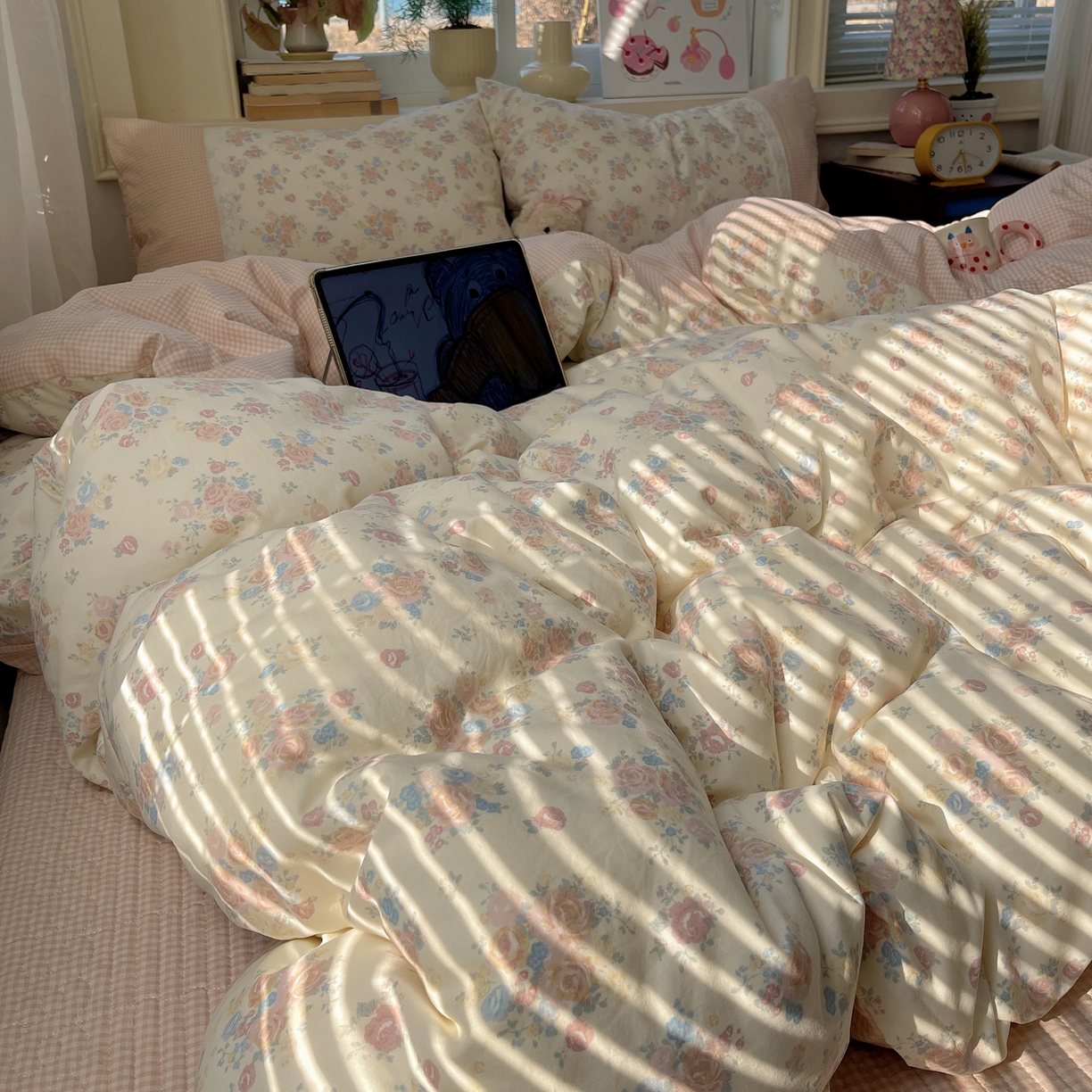 91家纺网 家纺一手货源 找家纺 花漾家居 2026新款小红书爆款小清新格子双拼刺绣小花边古法水洗棉四件套 花田初夏