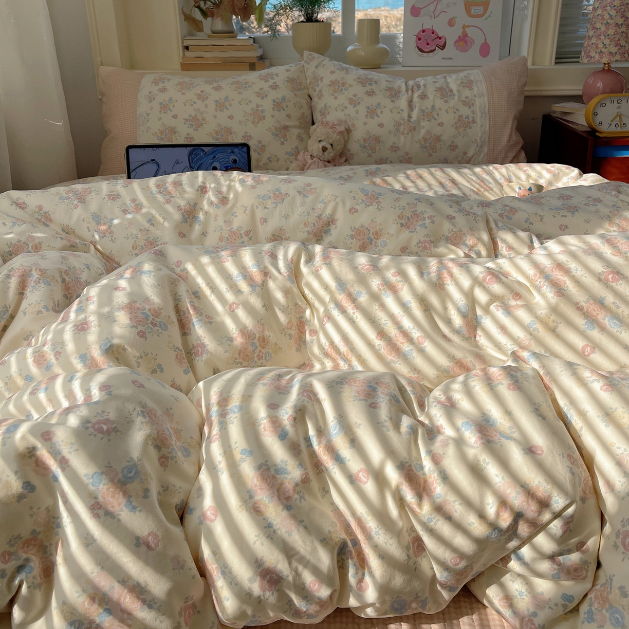 91家纺网 家纺一手货源 找家纺 花漾家居 2026新款小红书爆款小清新格子双拼刺绣小花边古法水洗棉四件套 花田初夏