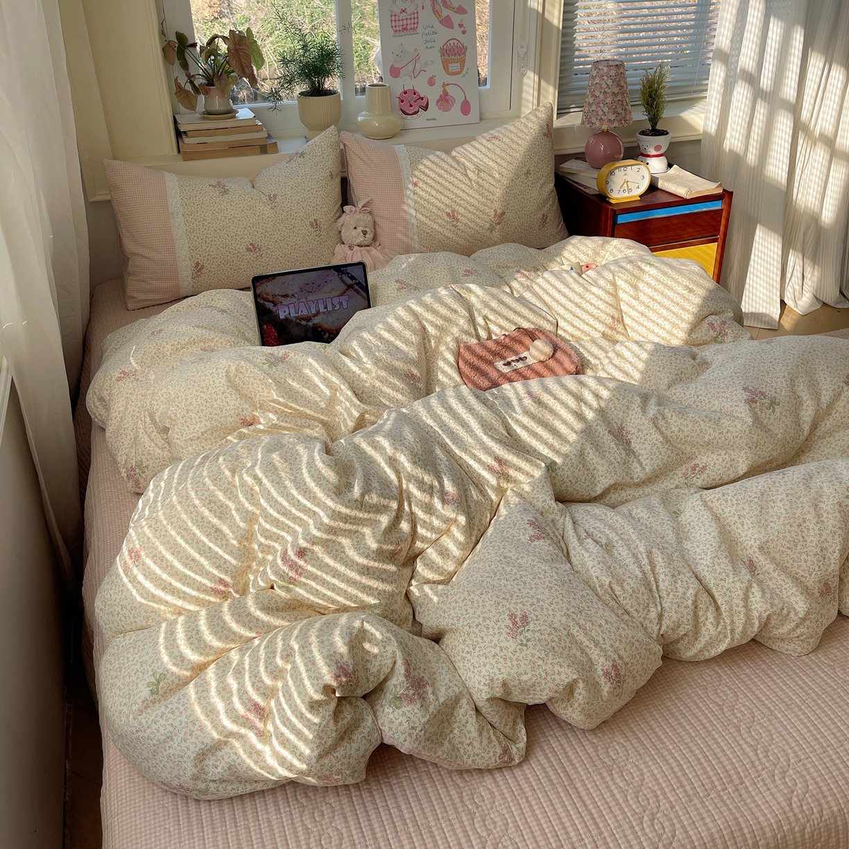 91家纺网 家纺一手货源 找家纺 花漾家居 2026新款小红书爆款小清新格子双拼刺绣小花边古法水洗棉四件套 花信子