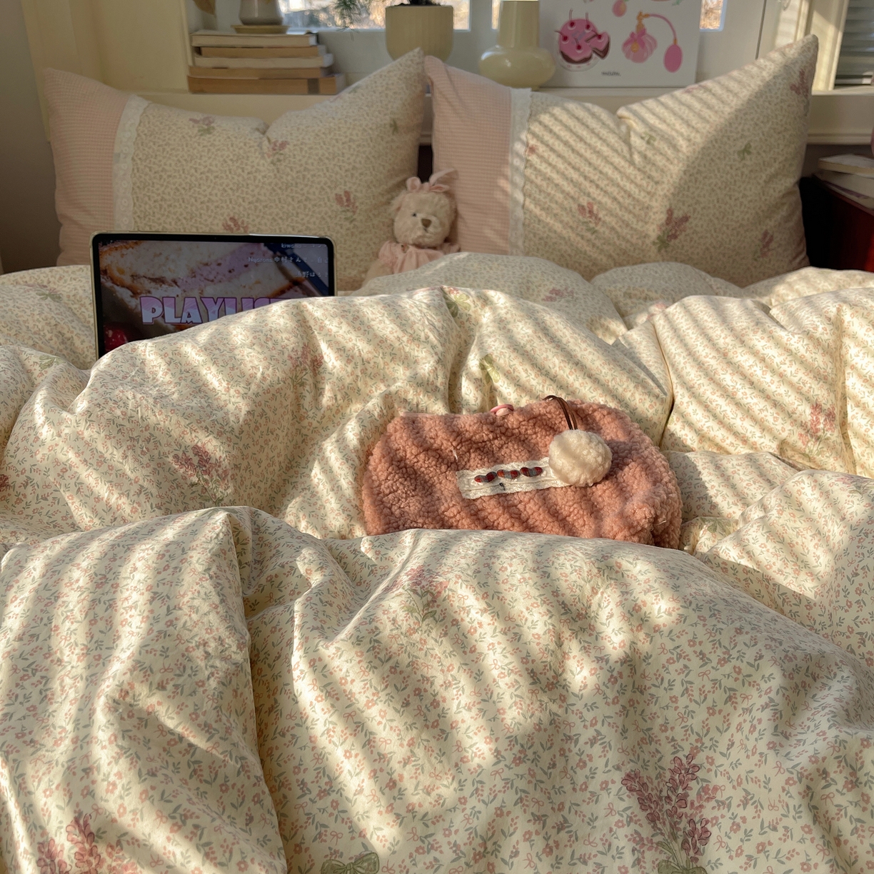 91家纺网 家纺一手货源 找家纺 花漾家居 2026新款小红书爆款小清新格子双拼刺绣小花边古法水洗棉四件套 花信子