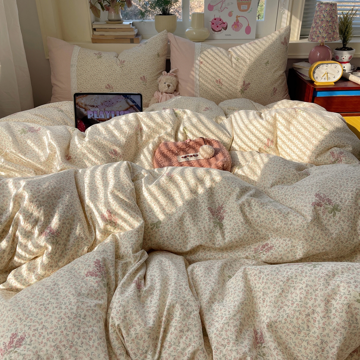 91家纺网 家纺一手货源 找家纺 花漾家居 2026新款小红书爆款小清新格子双拼刺绣小花边古法水洗棉四件套 花信子