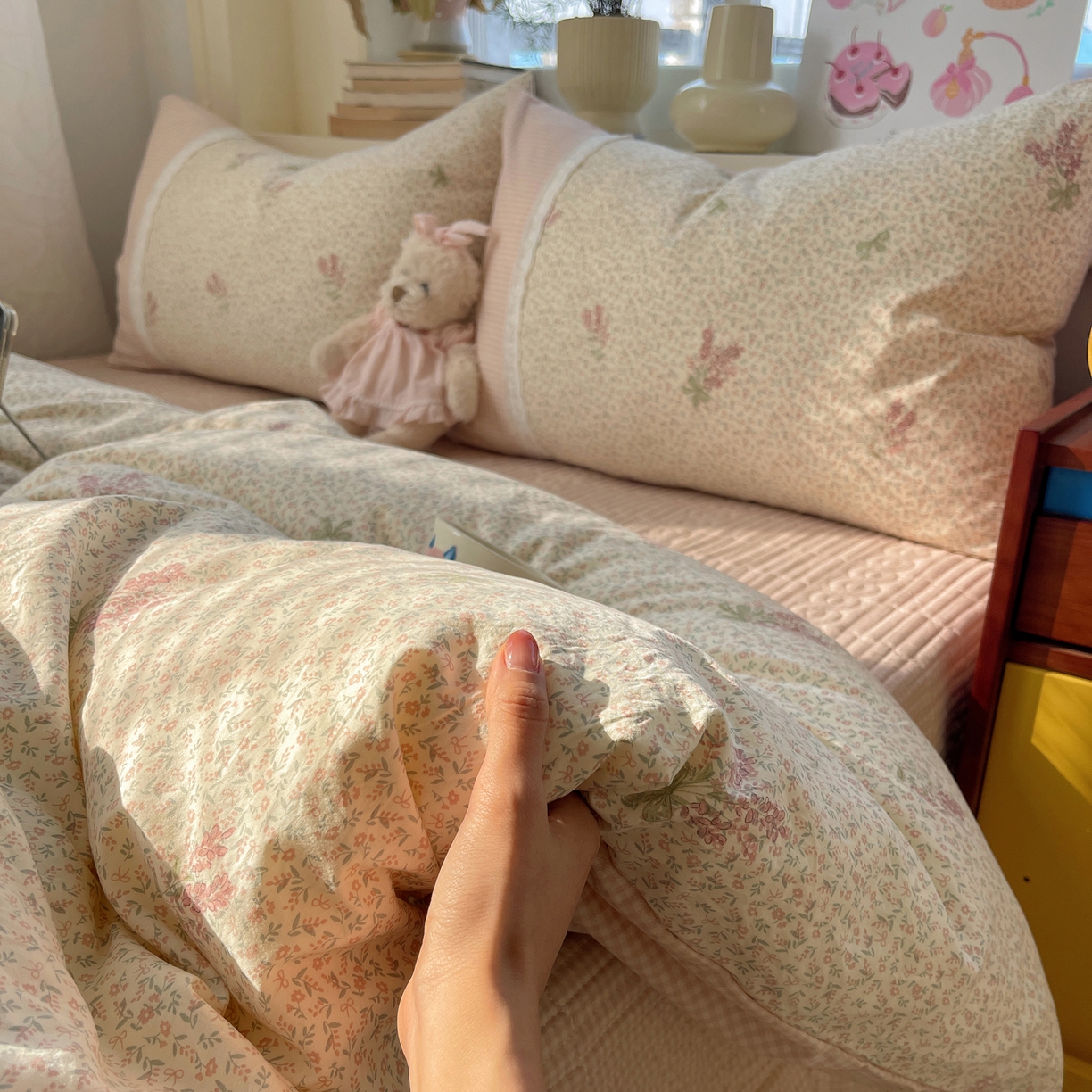 91家纺网 家纺一手货源 找家纺 花漾家居 2026新款小红书爆款小清新格子双拼刺绣小花边古法水洗棉四件套 花信子