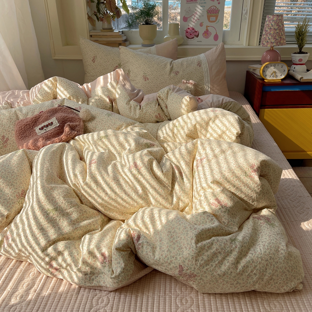 91家纺网 家纺一手货源 找家纺 花漾家居 2026新款小红书爆款小清新格子双拼刺绣小花边古法水洗棉四件套 花信子