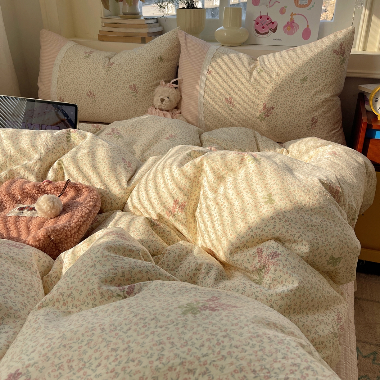 91家纺网 家纺一手货源 找家纺 花漾家居 2026新款小红书爆款小清新格子双拼刺绣小花边古法水洗棉四件套 花信子