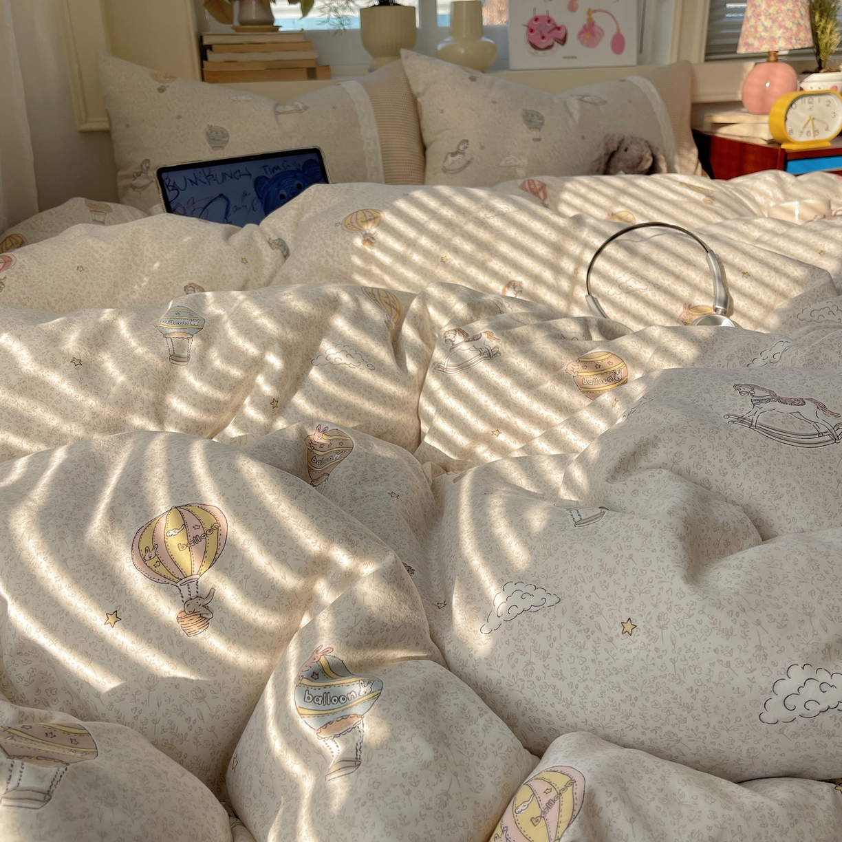 91家纺网 家纺一手货源 找家纺 花漾家居 2026新款小红书爆款小清新格子双拼刺绣小花边古法水洗棉四件套 浪漫气球