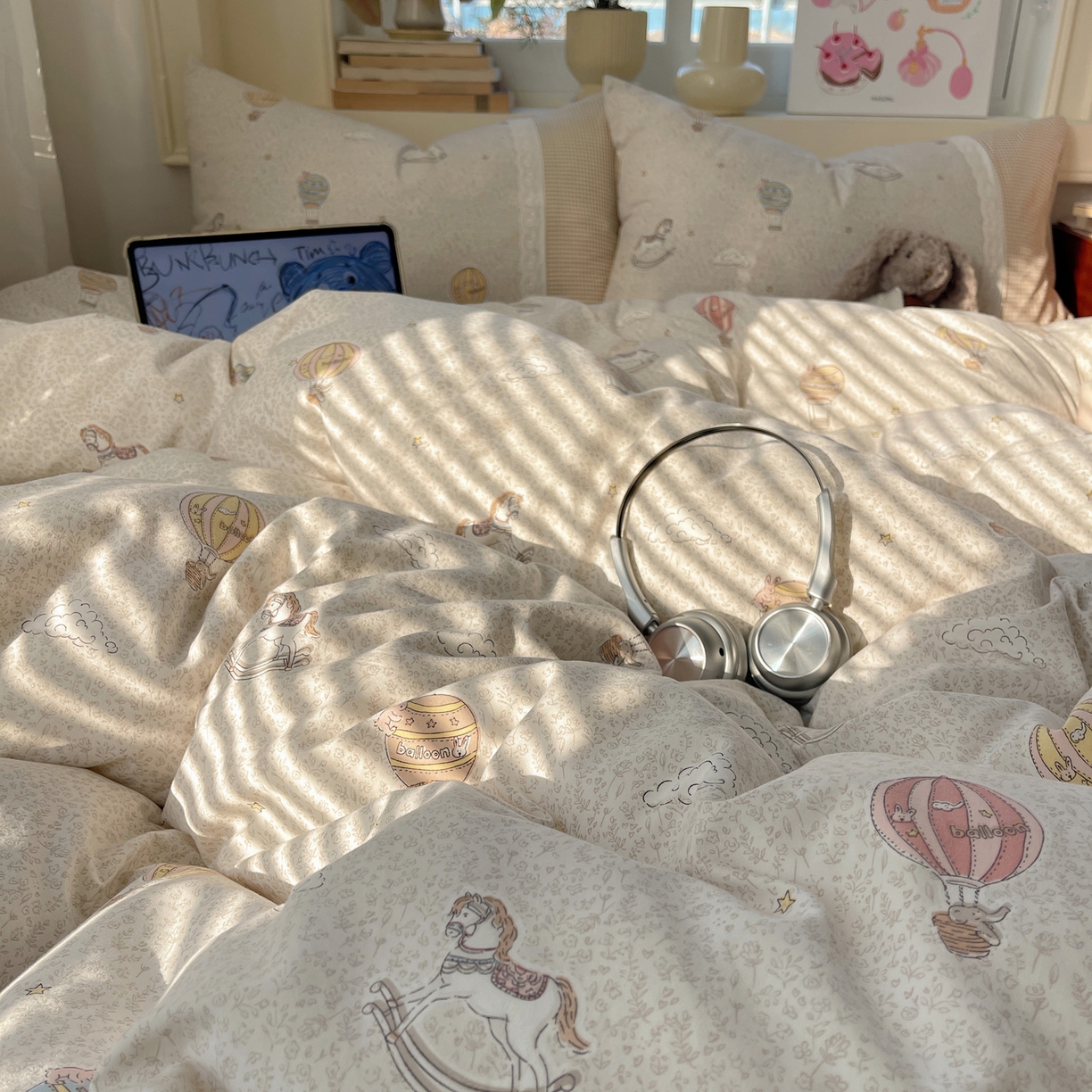 91家纺网 家纺一手货源 找家纺 花漾家居 2026新款小红书爆款小清新格子双拼刺绣小花边古法水洗棉四件套 浪漫气球