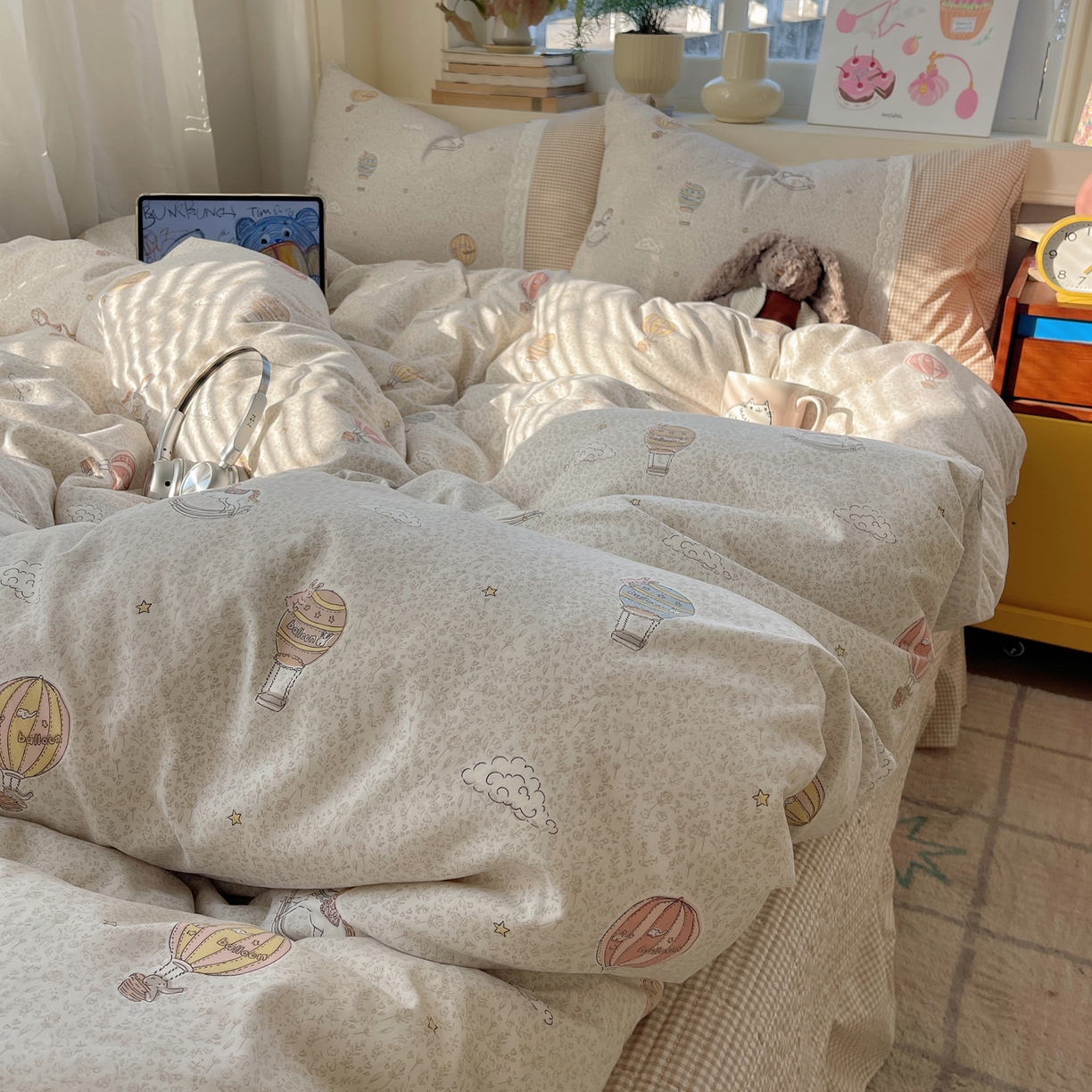 91家纺网 家纺一手货源 找家纺 花漾家居 2026新款小红书爆款小清新格子双拼刺绣小花边古法水洗棉四件套 浪漫气球