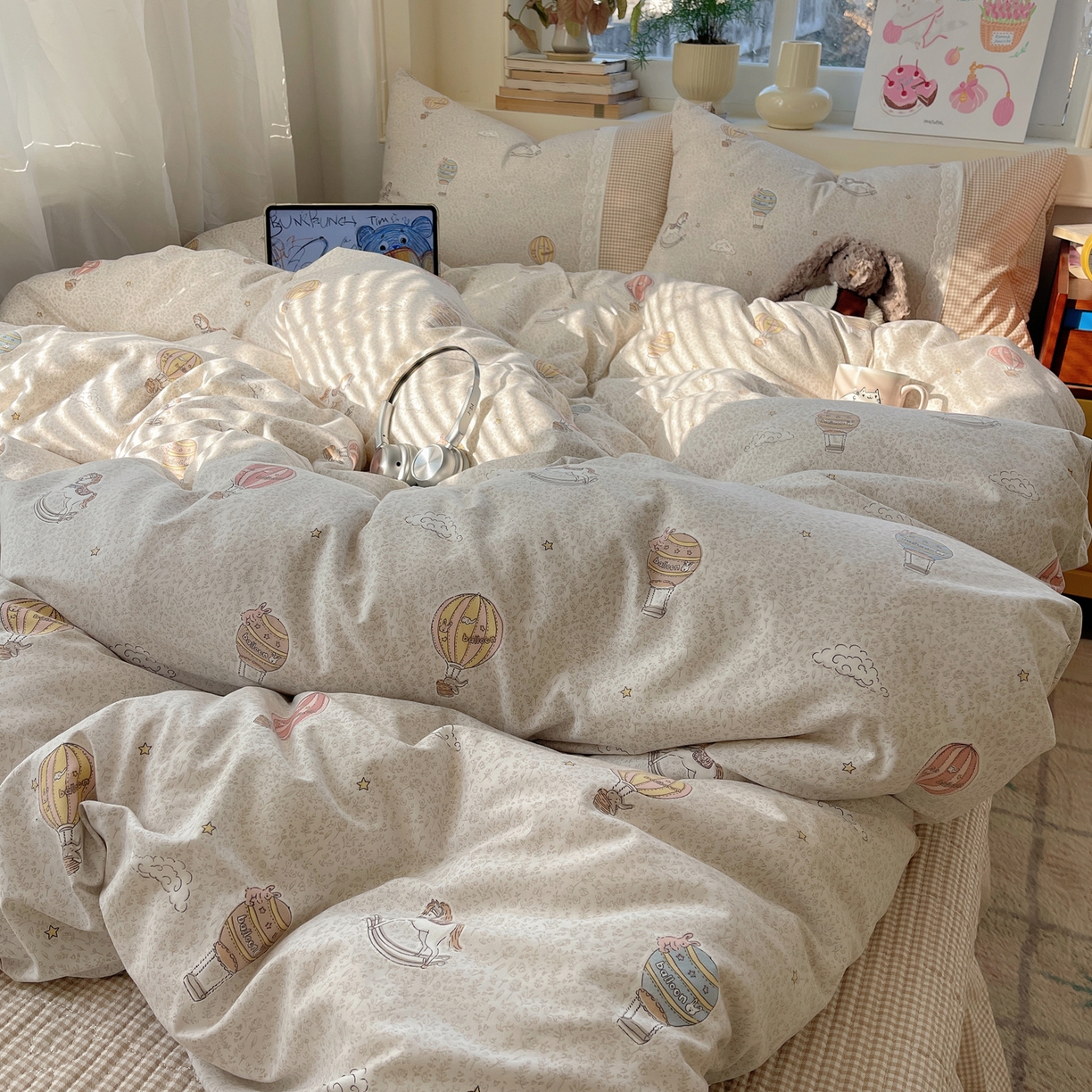 91家纺网 家纺一手货源 找家纺 花漾家居 2026新款小红书爆款小清新格子双拼刺绣小花边古法水洗棉四件套 浪漫气球