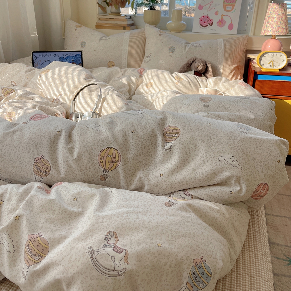 91家纺网 家纺一手货源 找家纺 花漾家居 2026新款小红书爆款小清新格子双拼刺绣小花边古法水洗棉四件套 浪漫气球