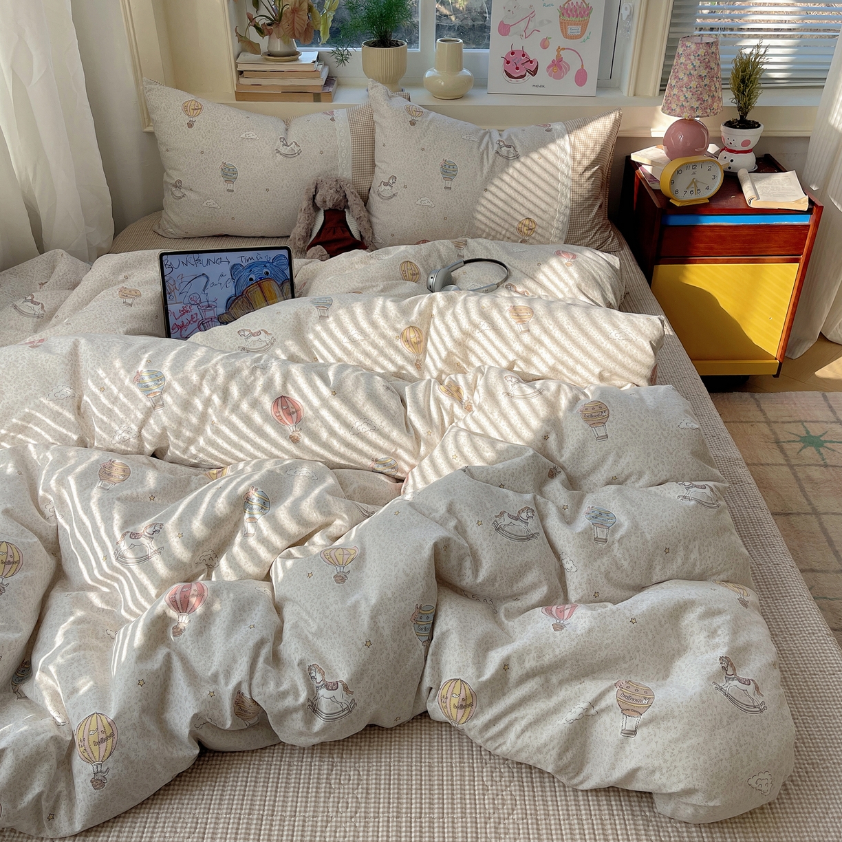 91家纺网 家纺一手货源 找家纺 花漾家居 2026新款小红书爆款小清新格子双拼刺绣小花边古法水洗棉四件套 浪漫气球