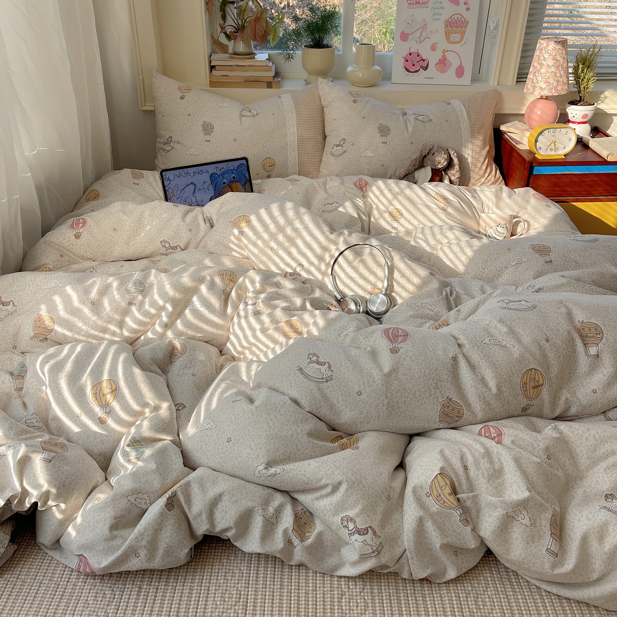 91家纺网 家纺一手货源 找家纺 花漾家居 2026新款小红书爆款小清新格子双拼刺绣小花边古法水洗棉四件套 浪漫气球