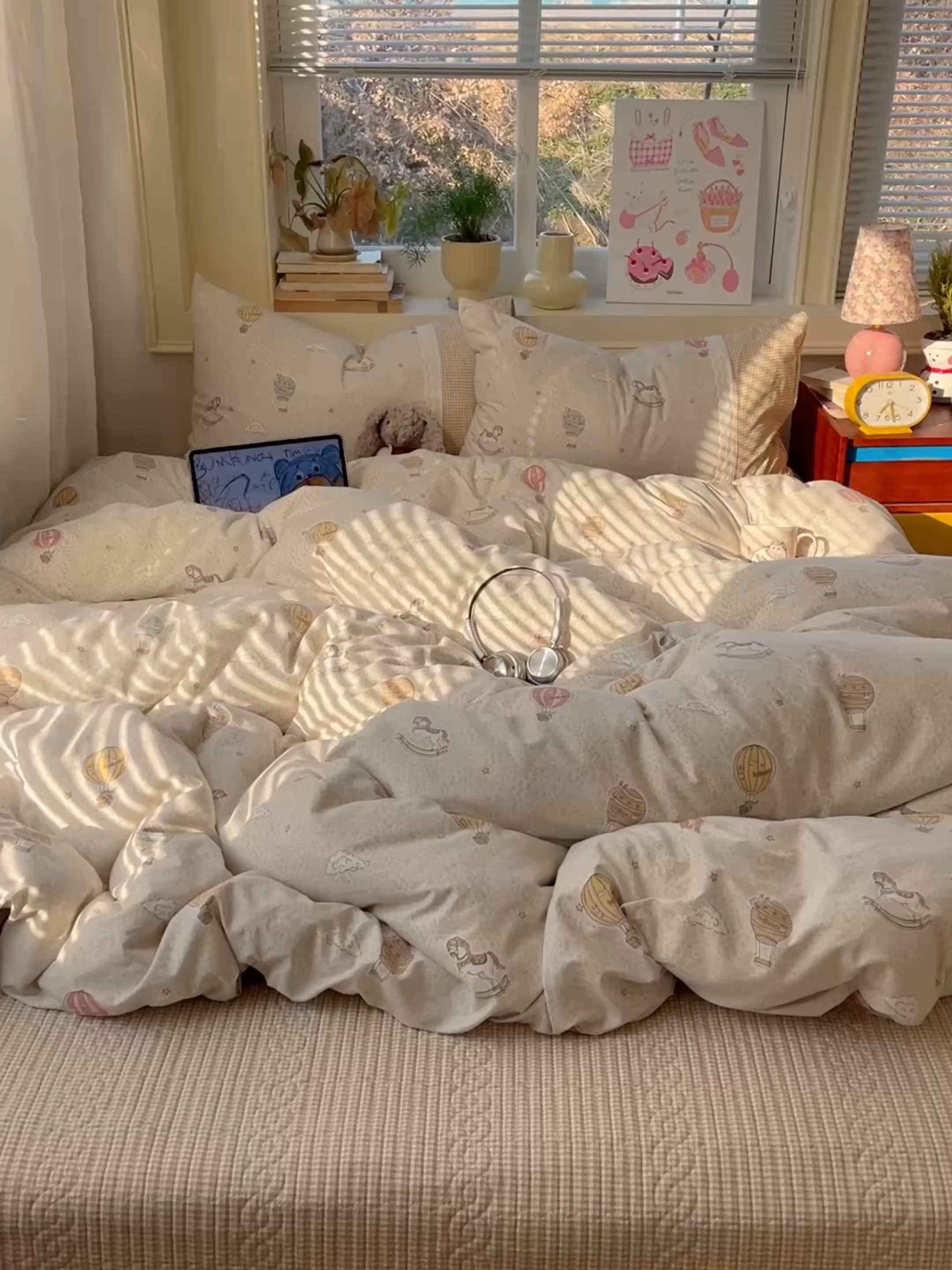 91家纺网 家纺一手货源 找家纺 花漾家居 2026新款小红书爆款小清新格子双拼刺绣小花边古法水洗棉四件套 浪漫气球