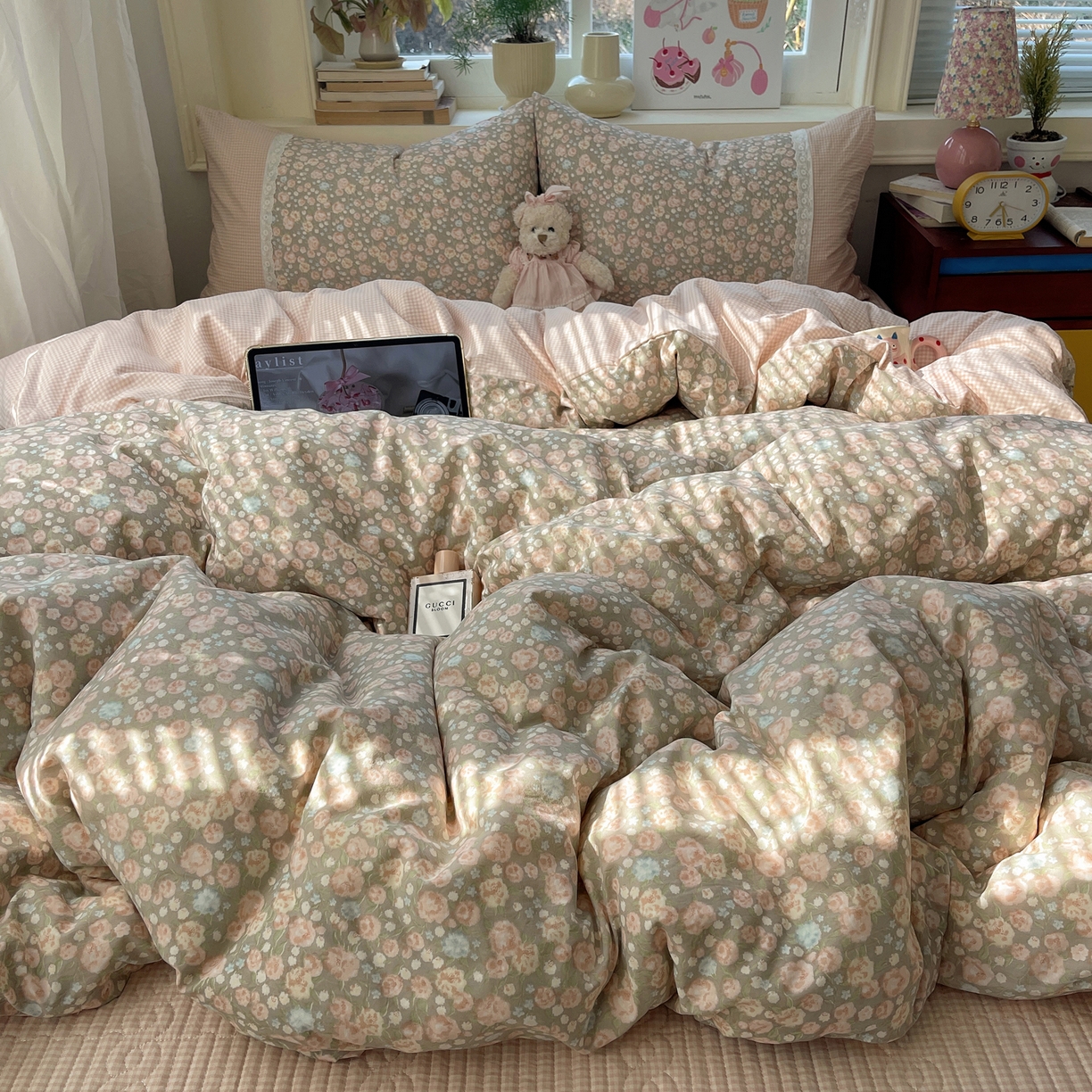 91家纺网 家纺一手货源 找家纺 花漾家居 2026新款小红书爆款小清新格子双拼刺绣小花边古法水洗棉四件套 玫瑰星云