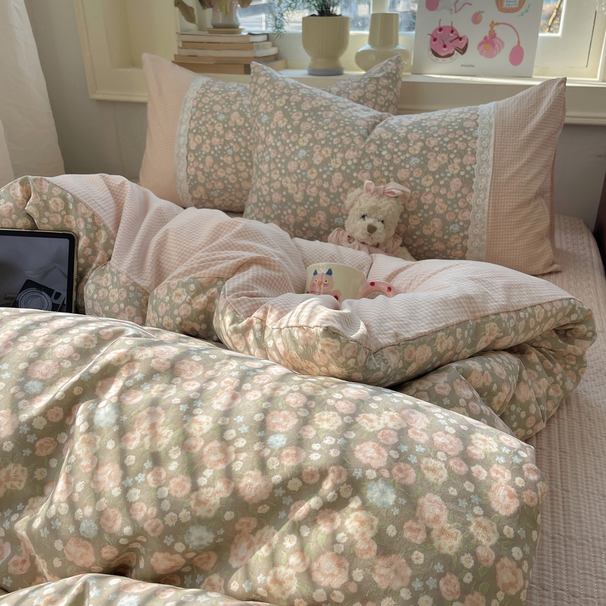 91家纺网 家纺一手货源 找家纺 花漾家居 2026新款小红书爆款小清新格子双拼刺绣小花边古法水洗棉四件套 玫瑰星云