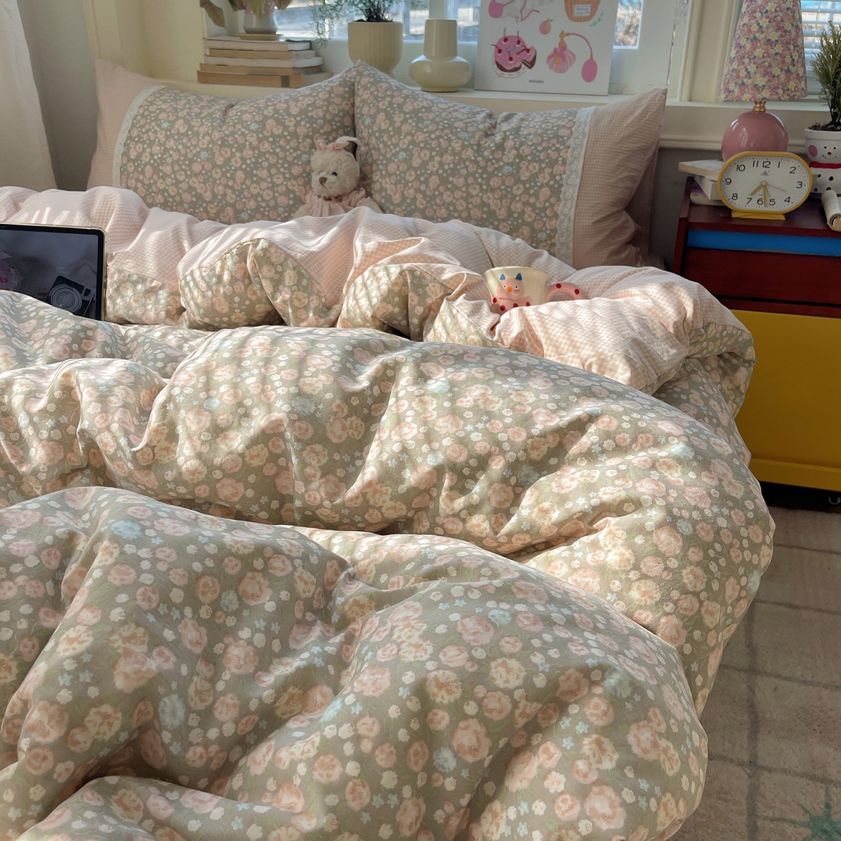 91家纺网 家纺一手货源 找家纺 花漾家居 2026新款小红书爆款小清新格子双拼刺绣小花边古法水洗棉四件套 玫瑰星云