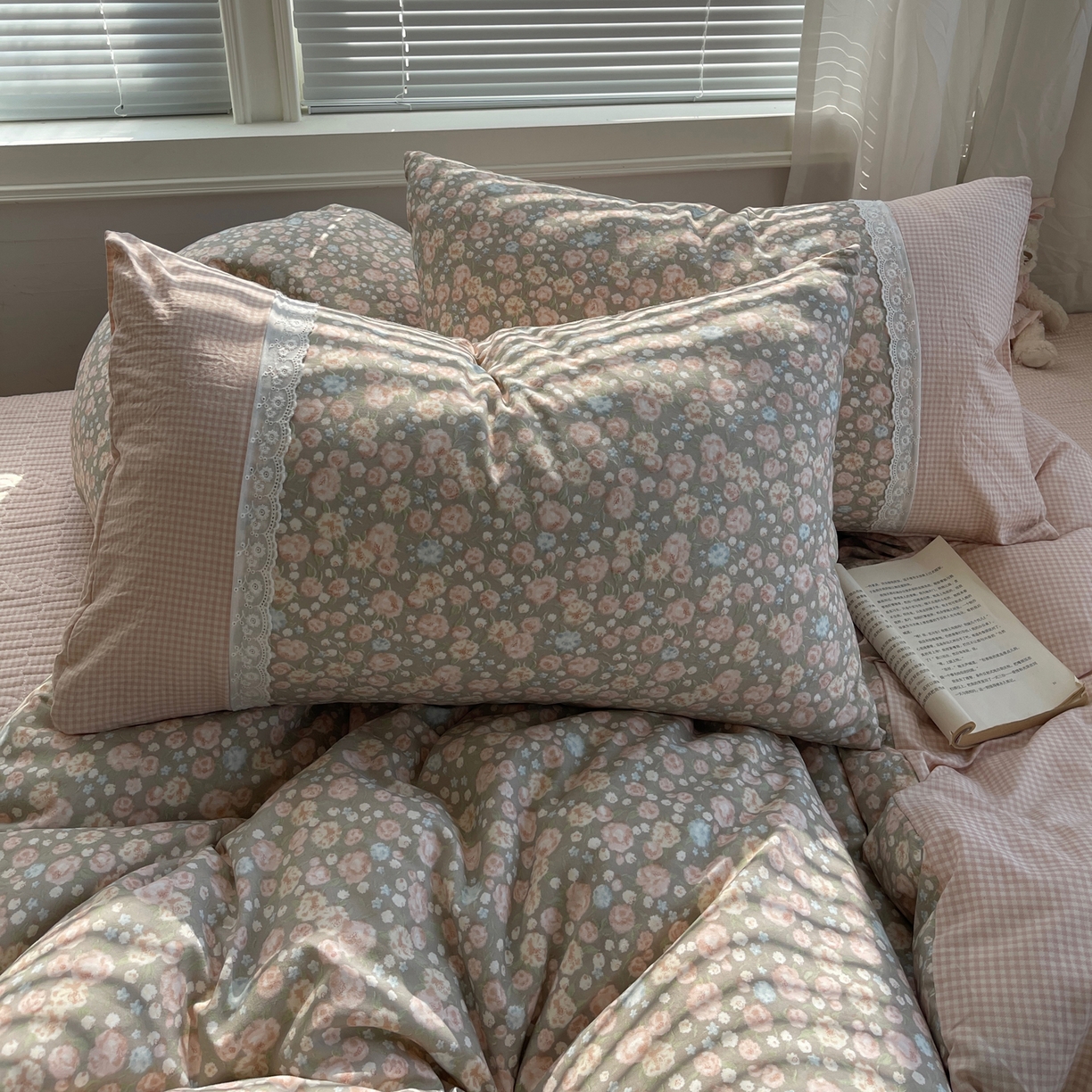 91家纺网 家纺一手货源 找家纺 花漾家居 2026新款小红书爆款小清新格子双拼刺绣小花边古法水洗棉四件套 玫瑰星云