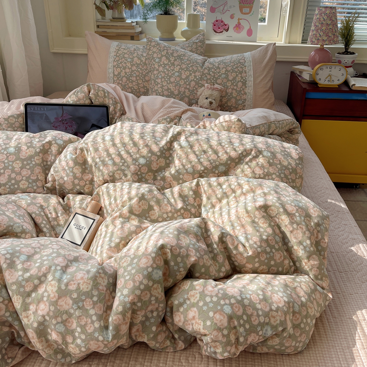 91家纺网 家纺一手货源 找家纺 花漾家居 2026新款小红书爆款小清新格子双拼刺绣小花边古法水洗棉四件套 玫瑰星云