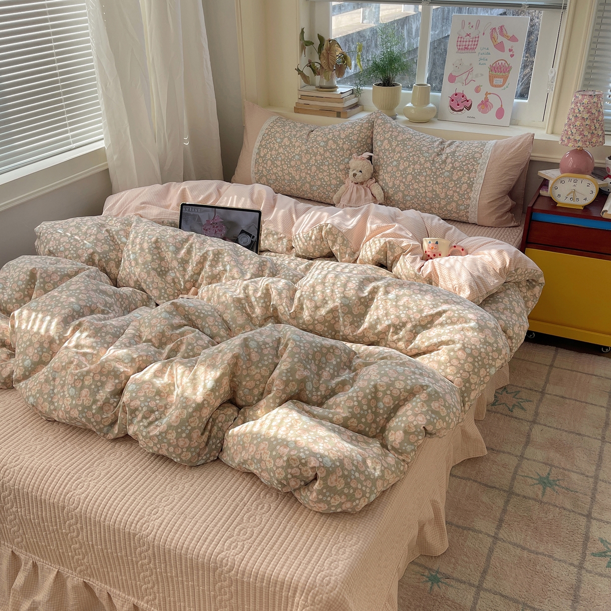 91家纺网 家纺一手货源 找家纺 花漾家居 2026新款小红书爆款小清新格子双拼刺绣小花边古法水洗棉四件套 玫瑰星云