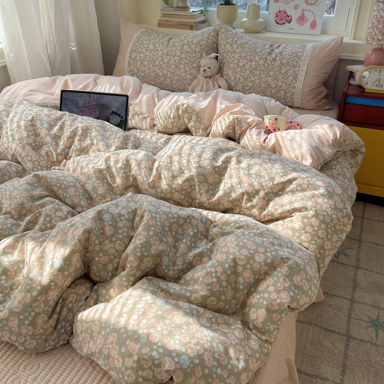 91家纺网 家纺一手货源 找家纺 花漾家居 2026新款小红书爆款小清新格子双拼刺绣小花边古法水洗棉四件套 玫瑰星云