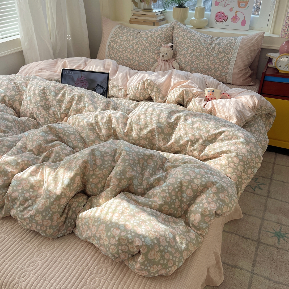 91家纺网 家纺一手货源 找家纺 花漾家居 2026新款小红书爆款小清新格子双拼刺绣小花边古法水洗棉四件套 玫瑰星云