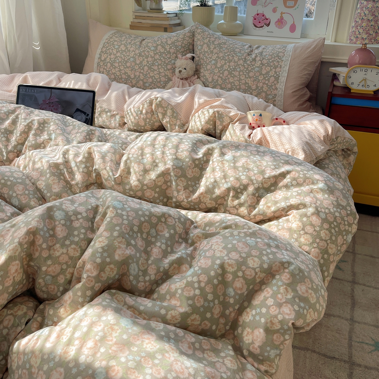 91家纺网 家纺一手货源 找家纺 花漾家居 2026新款小红书爆款小清新格子双拼刺绣小花边古法水洗棉四件套 玫瑰星云