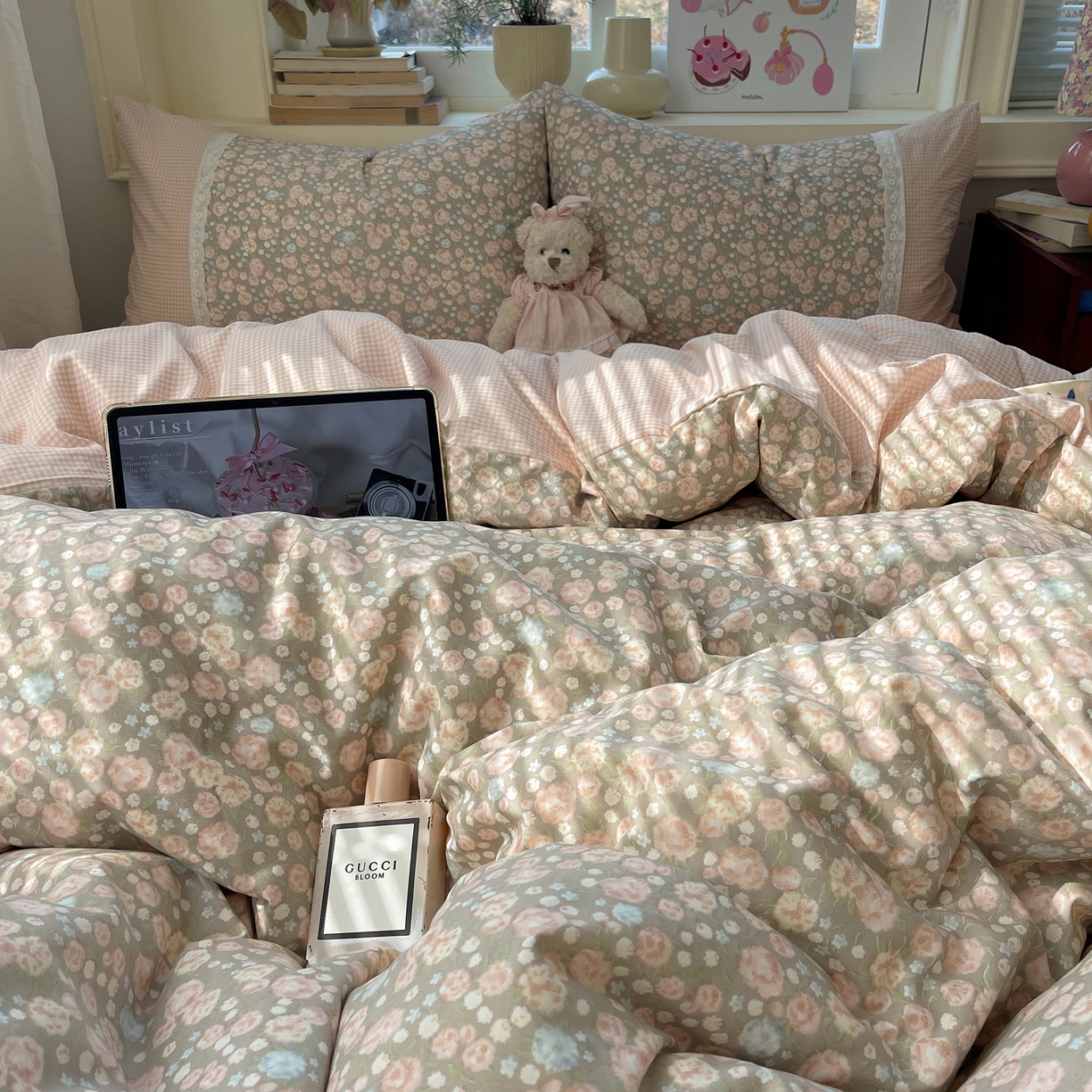 91家纺网 家纺一手货源 找家纺 花漾家居 2026新款小红书爆款小清新格子双拼刺绣小花边古法水洗棉四件套 玫瑰星云