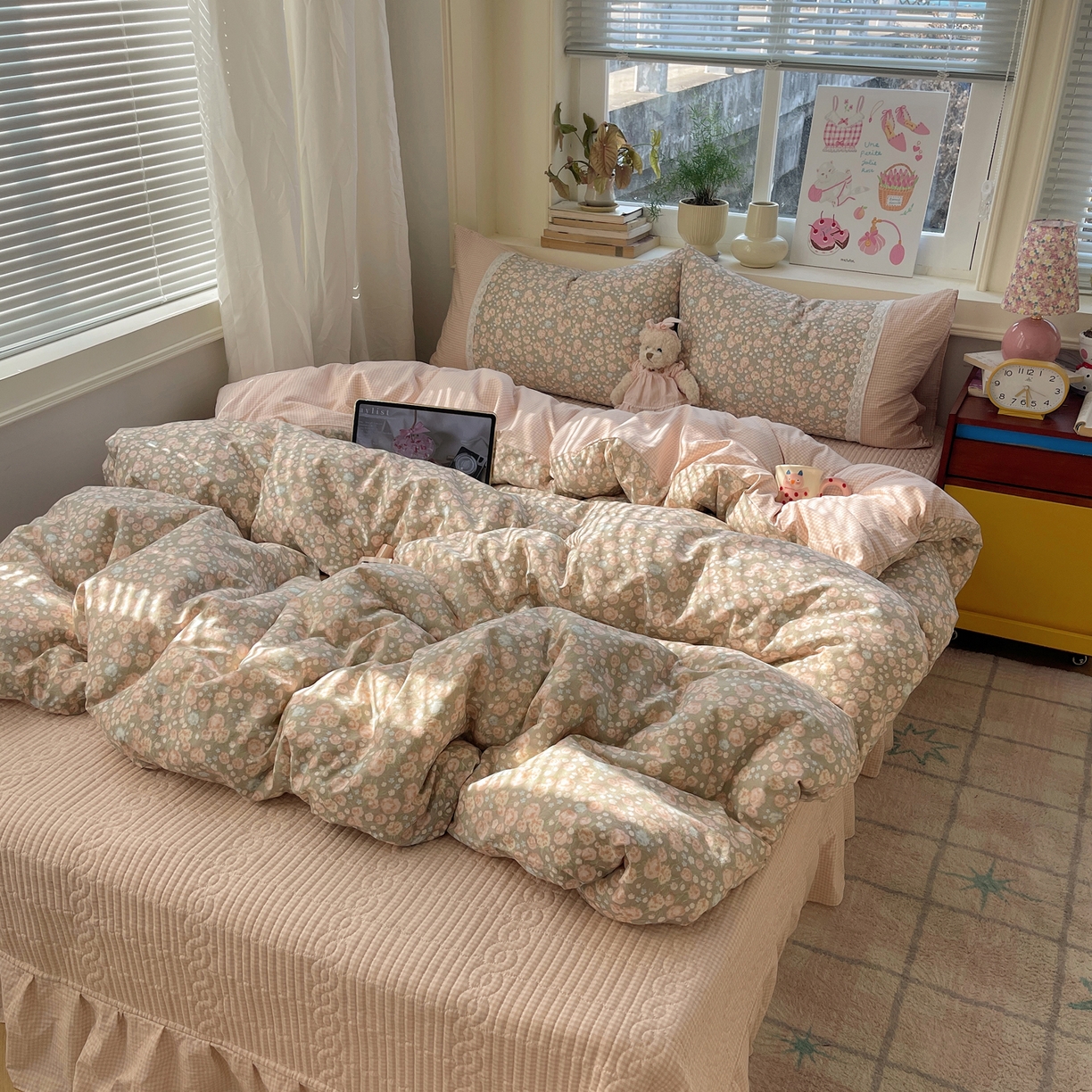 91家纺网 家纺一手货源 找家纺 花漾家居 2026新款小红书爆款小清新格子双拼刺绣小花边古法水洗棉四件套 玫瑰星云