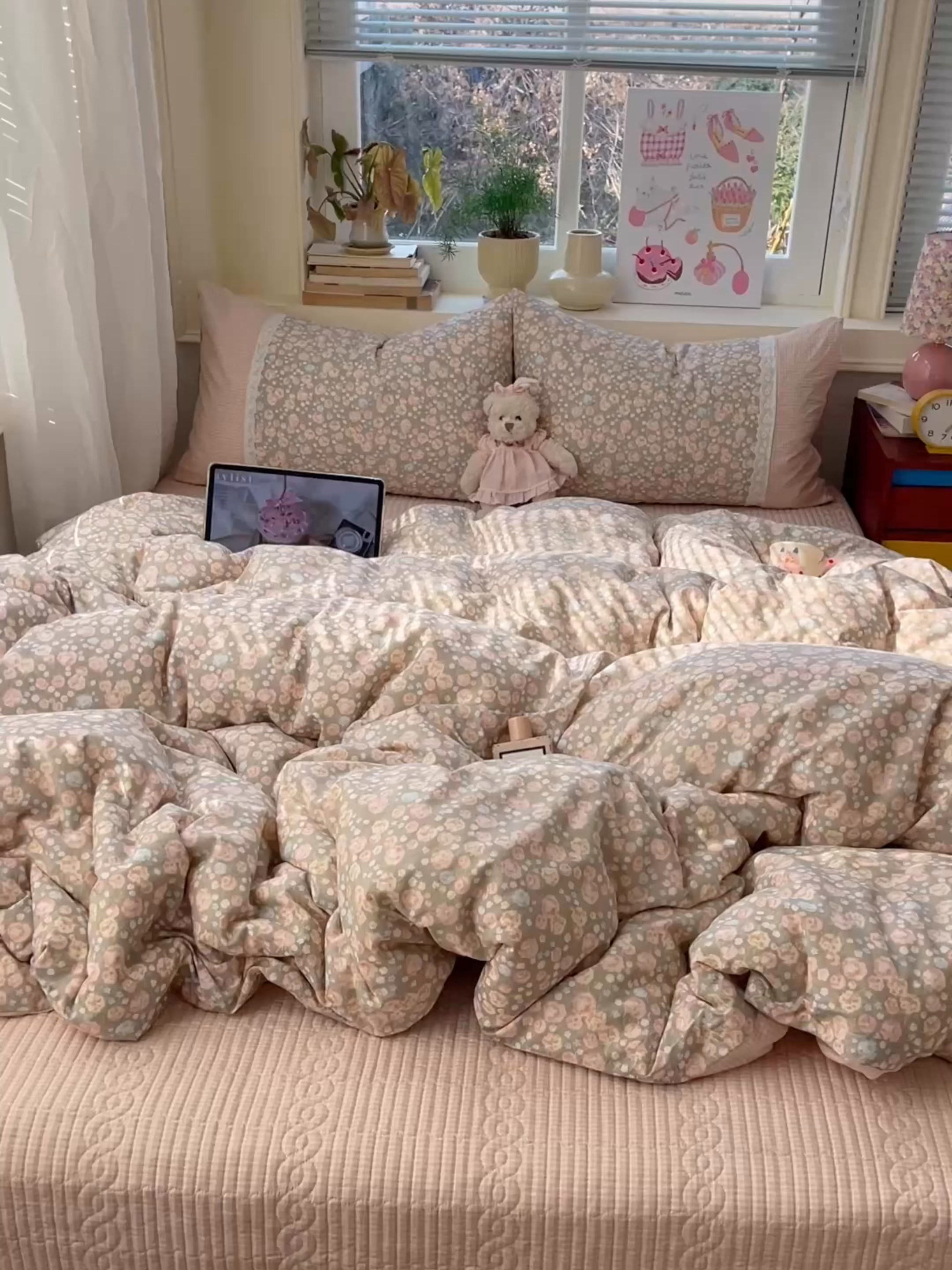 91家纺网 家纺一手货源 找家纺 花漾家居 2026新款小红书爆款小清新格子双拼刺绣小花边古法水洗棉四件套 玫瑰星云