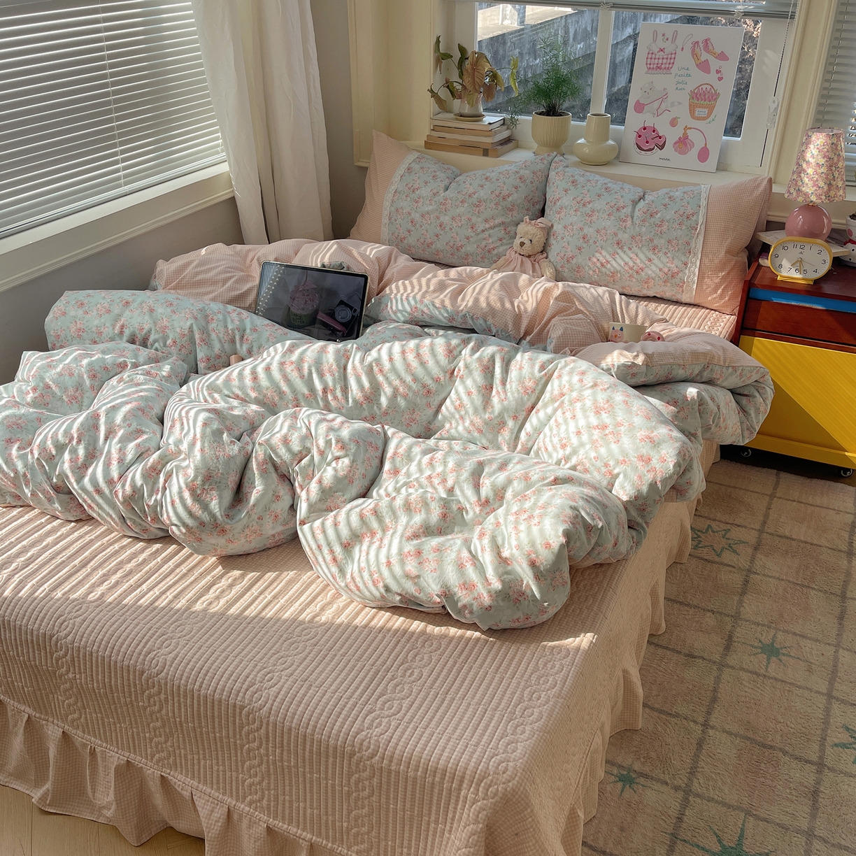 91家纺网 家纺一手货源 找家纺 花漾家居 2026新款小红书爆款小清新格子双拼刺绣小花边古法水洗棉四件套 茉莉清风