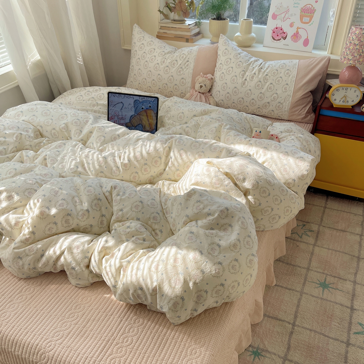 91家纺网 家纺一手货源 找家纺 花漾家居 2026新款小红书爆款小清新格子双拼刺绣小花边古法水洗棉四件套 小奶兔