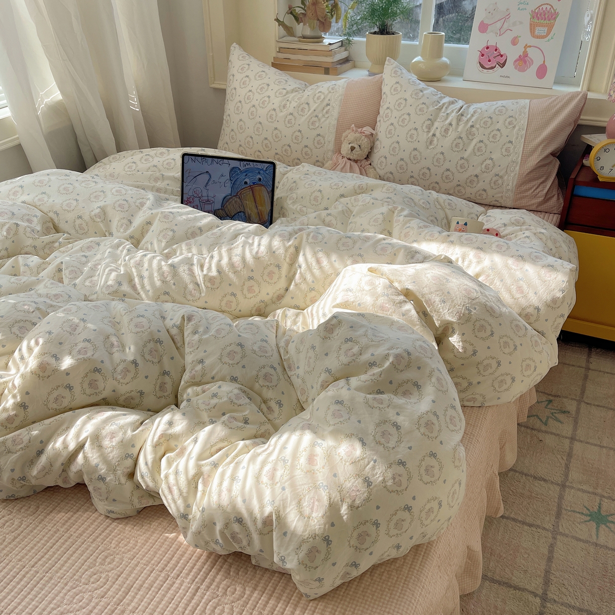 91家纺网 家纺一手货源 找家纺 花漾家居 2026新款小红书爆款小清新格子双拼刺绣小花边古法水洗棉四件套 小奶兔