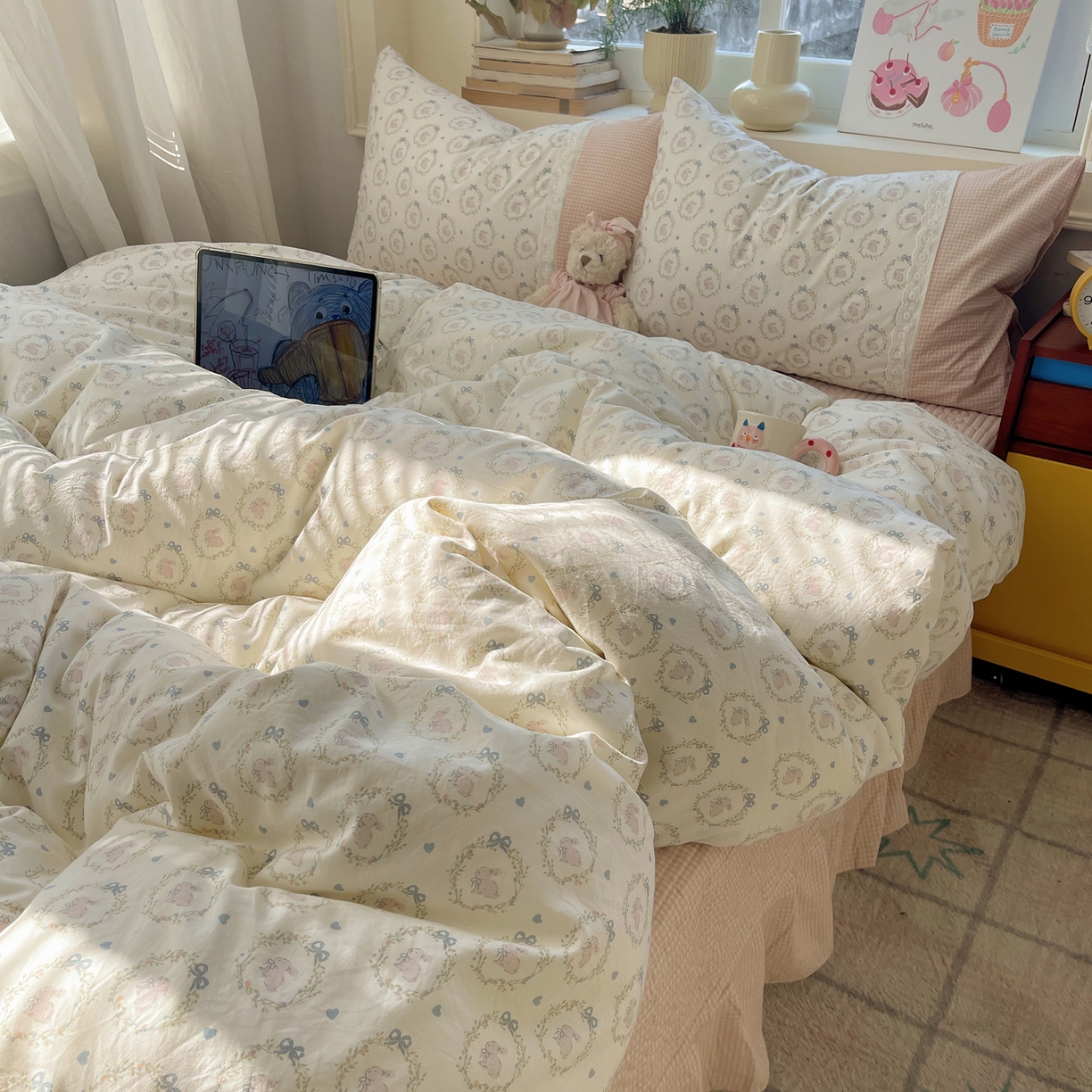 91家纺网 家纺一手货源 找家纺 花漾家居 2026新款小红书爆款小清新格子双拼刺绣小花边古法水洗棉四件套 小奶兔