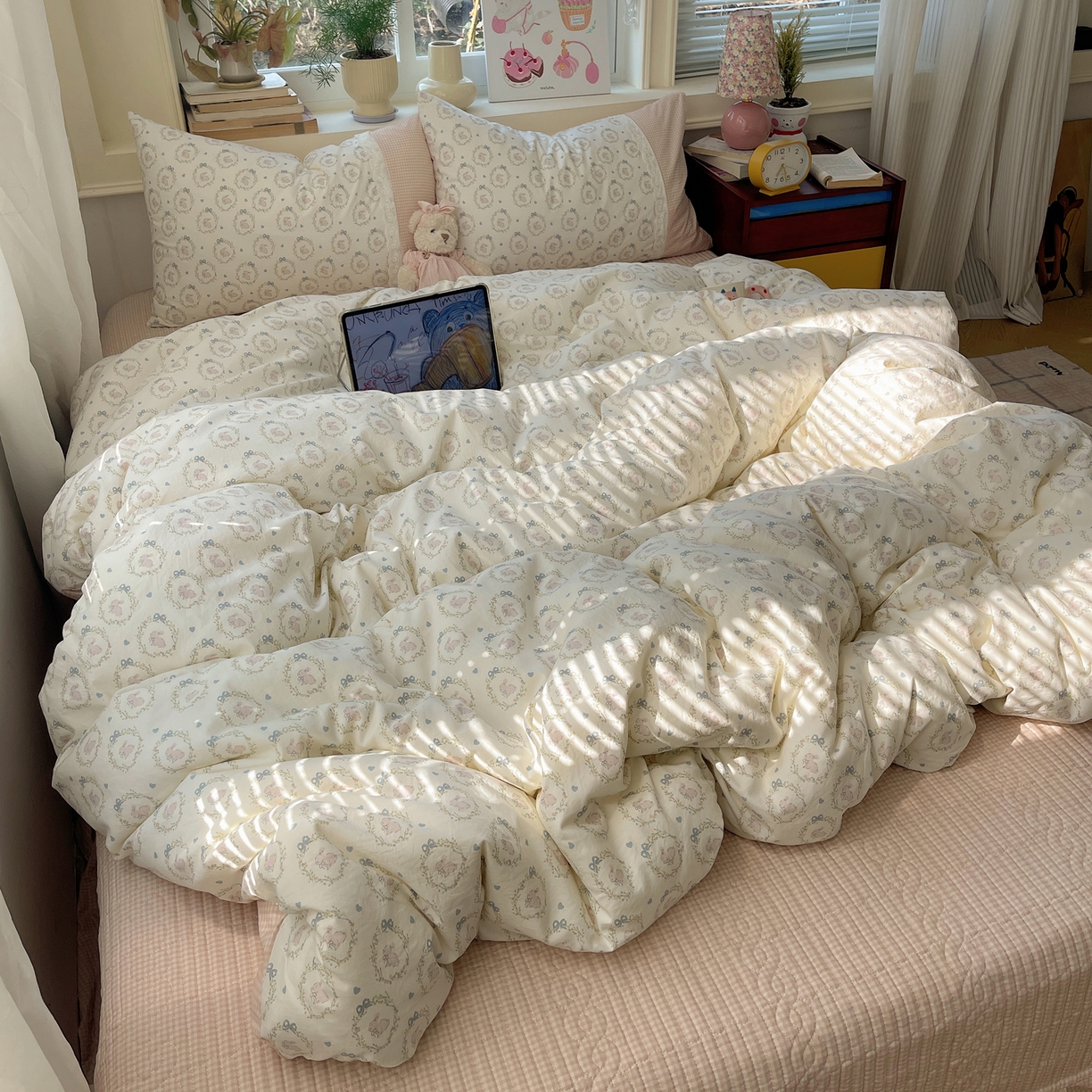 91家纺网 家纺一手货源 找家纺 花漾家居 2026新款小红书爆款小清新格子双拼刺绣小花边古法水洗棉四件套 小奶兔