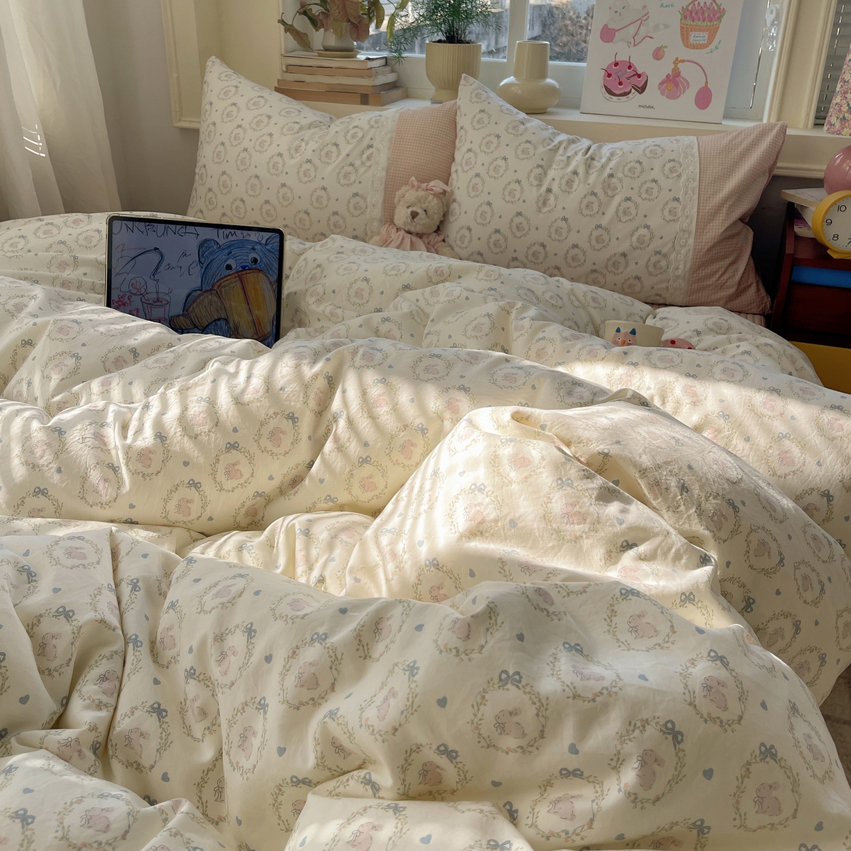 91家纺网 家纺一手货源 找家纺 花漾家居 2026新款小红书爆款小清新格子双拼刺绣小花边古法水洗棉四件套 小奶兔