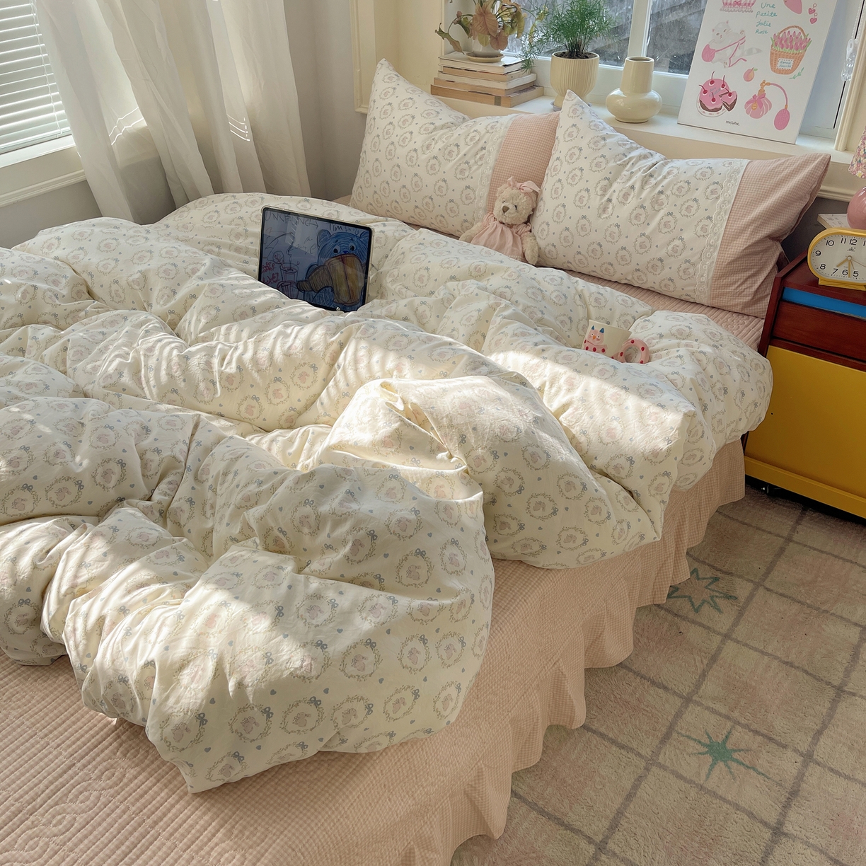 91家纺网 家纺一手货源 找家纺 花漾家居 2026新款小红书爆款小清新格子双拼刺绣小花边古法水洗棉四件套 小奶兔