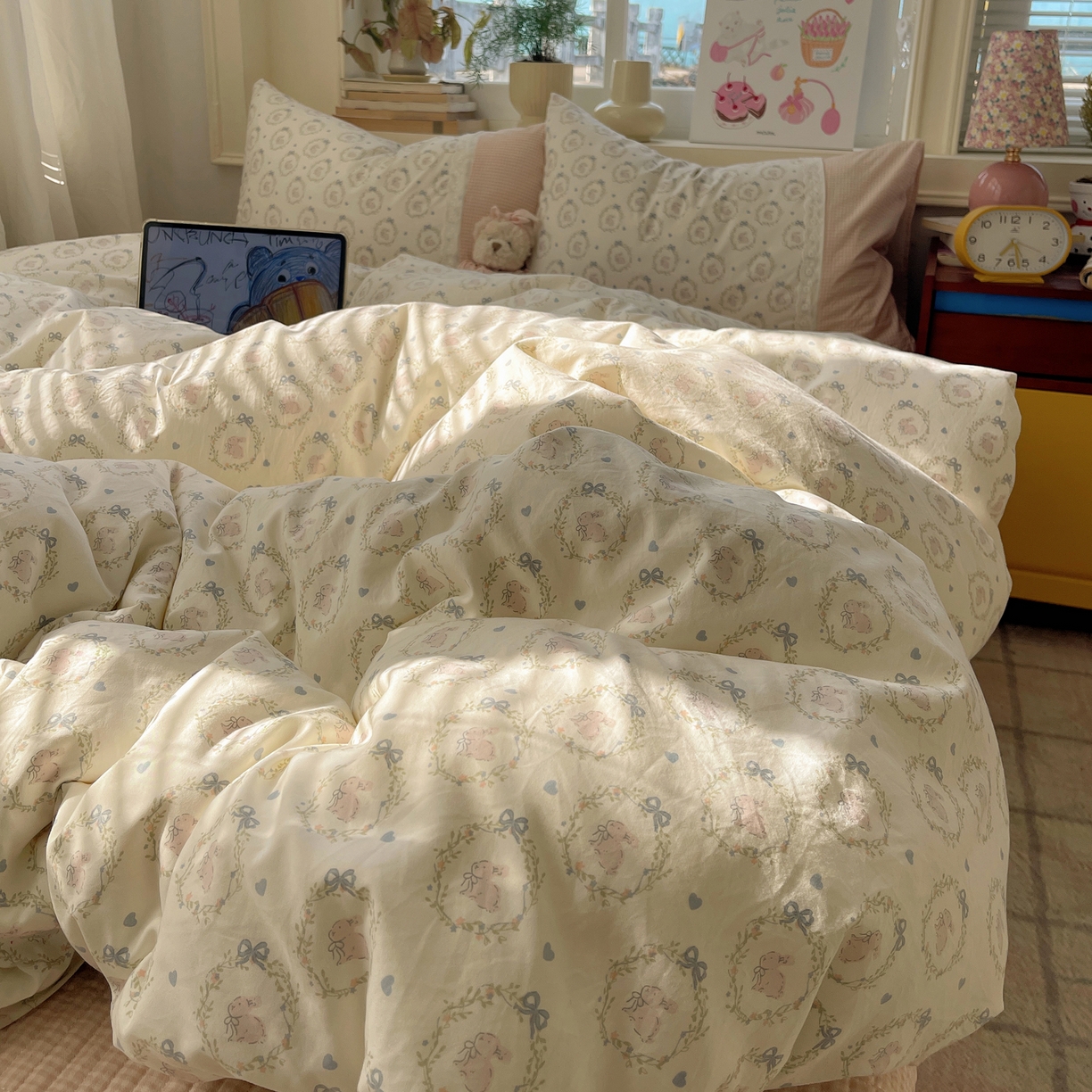 91家纺网 家纺一手货源 找家纺 花漾家居 2026新款小红书爆款小清新格子双拼刺绣小花边古法水洗棉四件套 小奶兔