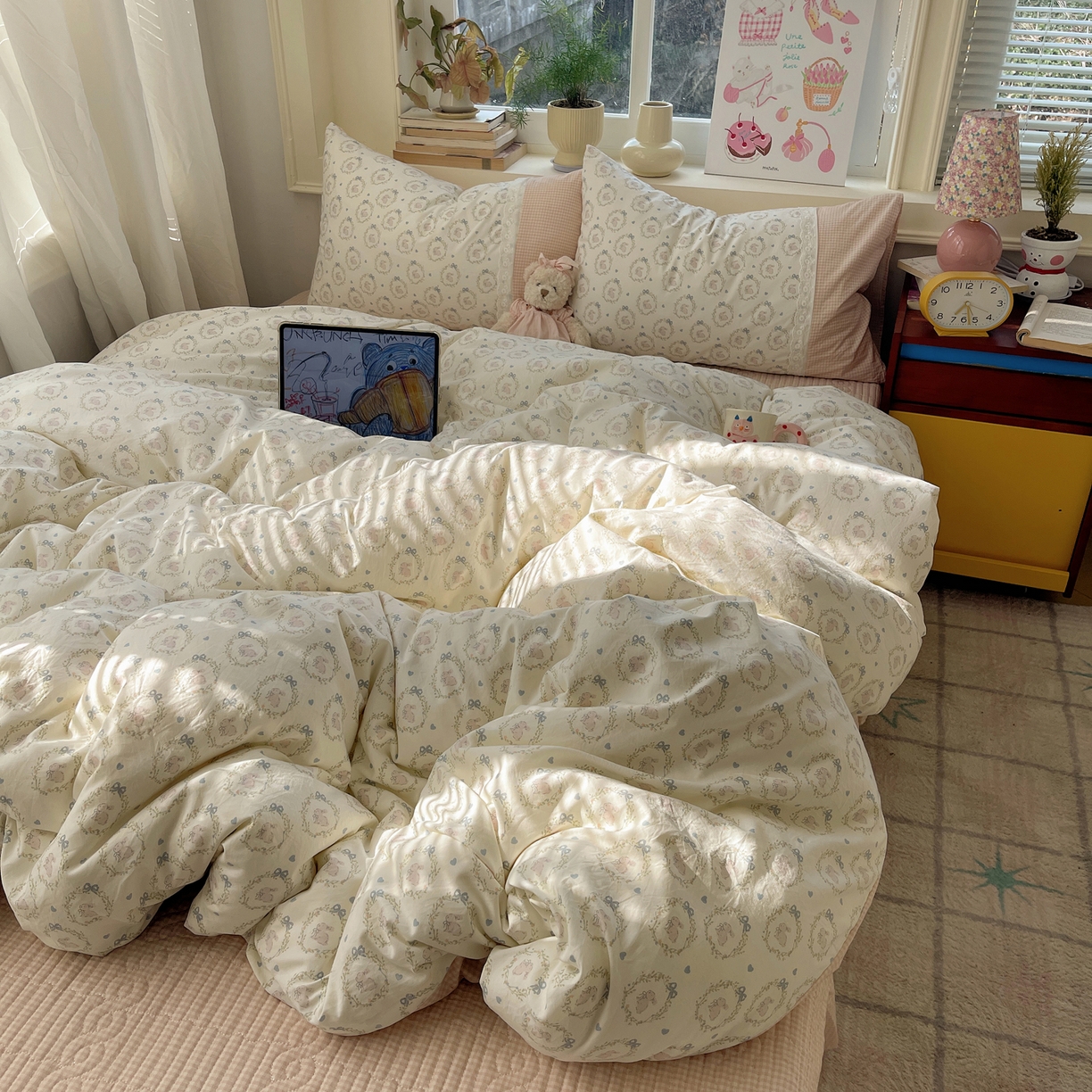 91家纺网 家纺一手货源 找家纺 花漾家居 2026新款小红书爆款小清新格子双拼刺绣小花边古法水洗棉四件套 小奶兔