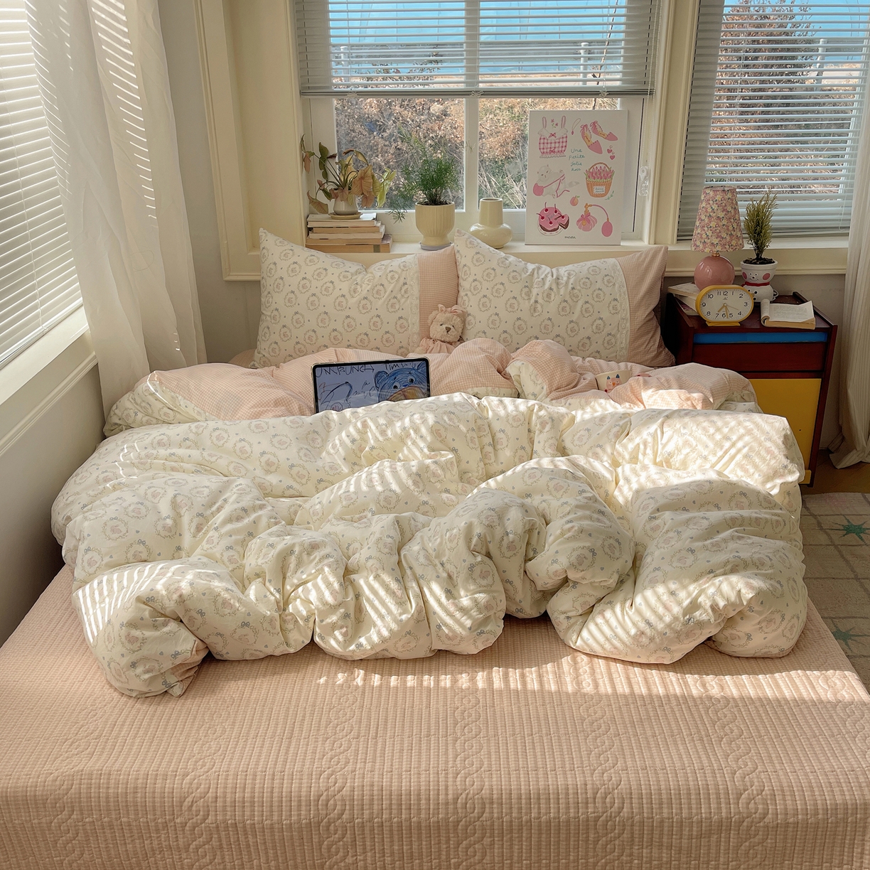 91家纺网 家纺一手货源 找家纺 花漾家居 2026新款小红书爆款小清新格子双拼刺绣小花边古法水洗棉四件套 小奶兔