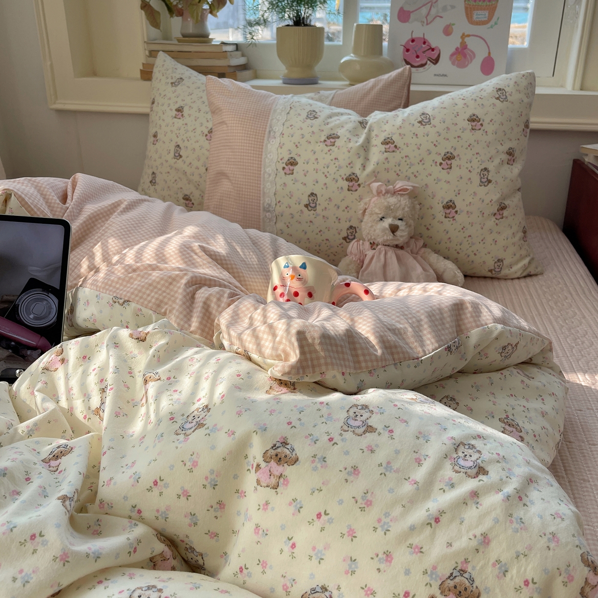 91家纺网 家纺一手货源 找家纺 花漾家居 2026新款小红书爆款小清新格子双拼刺绣小花边古法水洗棉四件套 芝芝小狗