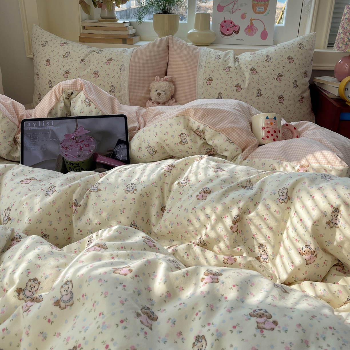 91家纺网 家纺一手货源 找家纺 花漾家居 2026新款小红书爆款小清新格子双拼刺绣小花边古法水洗棉四件套 芝芝小狗