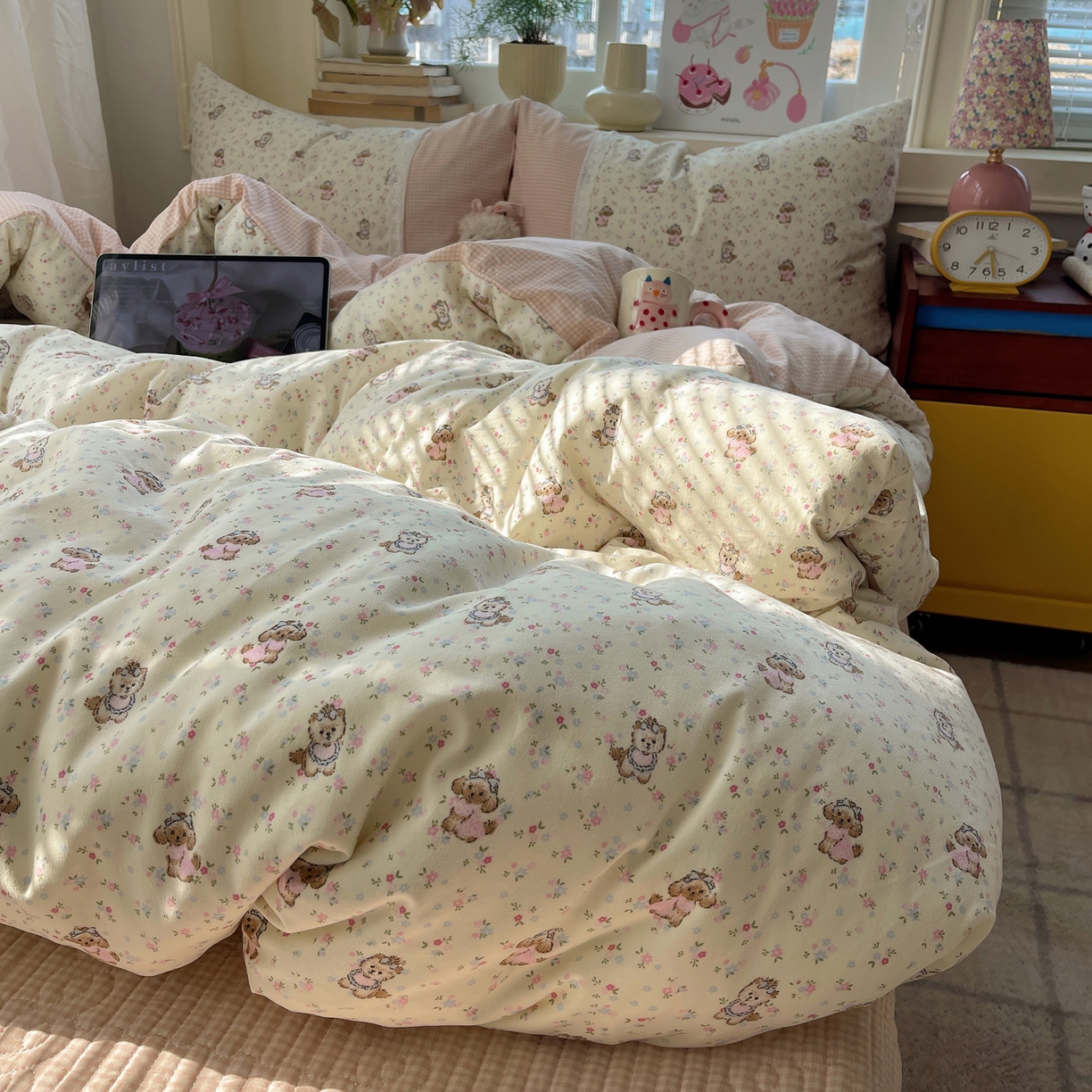 91家纺网 家纺一手货源 找家纺 花漾家居 2026新款小红书爆款小清新格子双拼刺绣小花边古法水洗棉四件套 芝芝小狗