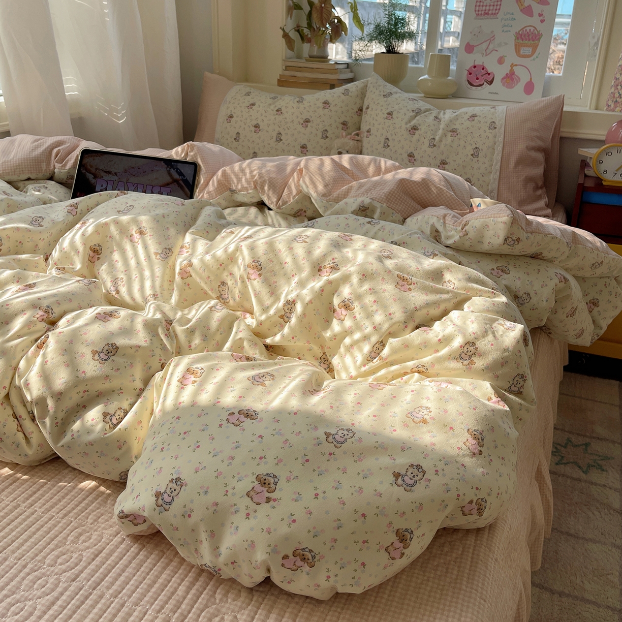 91家纺网 家纺一手货源 找家纺 花漾家居 2026新款小红书爆款小清新格子双拼刺绣小花边古法水洗棉四件套 芝芝小狗