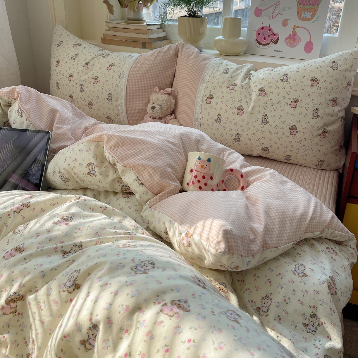 91家纺网 家纺一手货源 找家纺 花漾家居 2026新款小红书爆款小清新格子双拼刺绣小花边古法水洗棉四件套 芝芝小狗