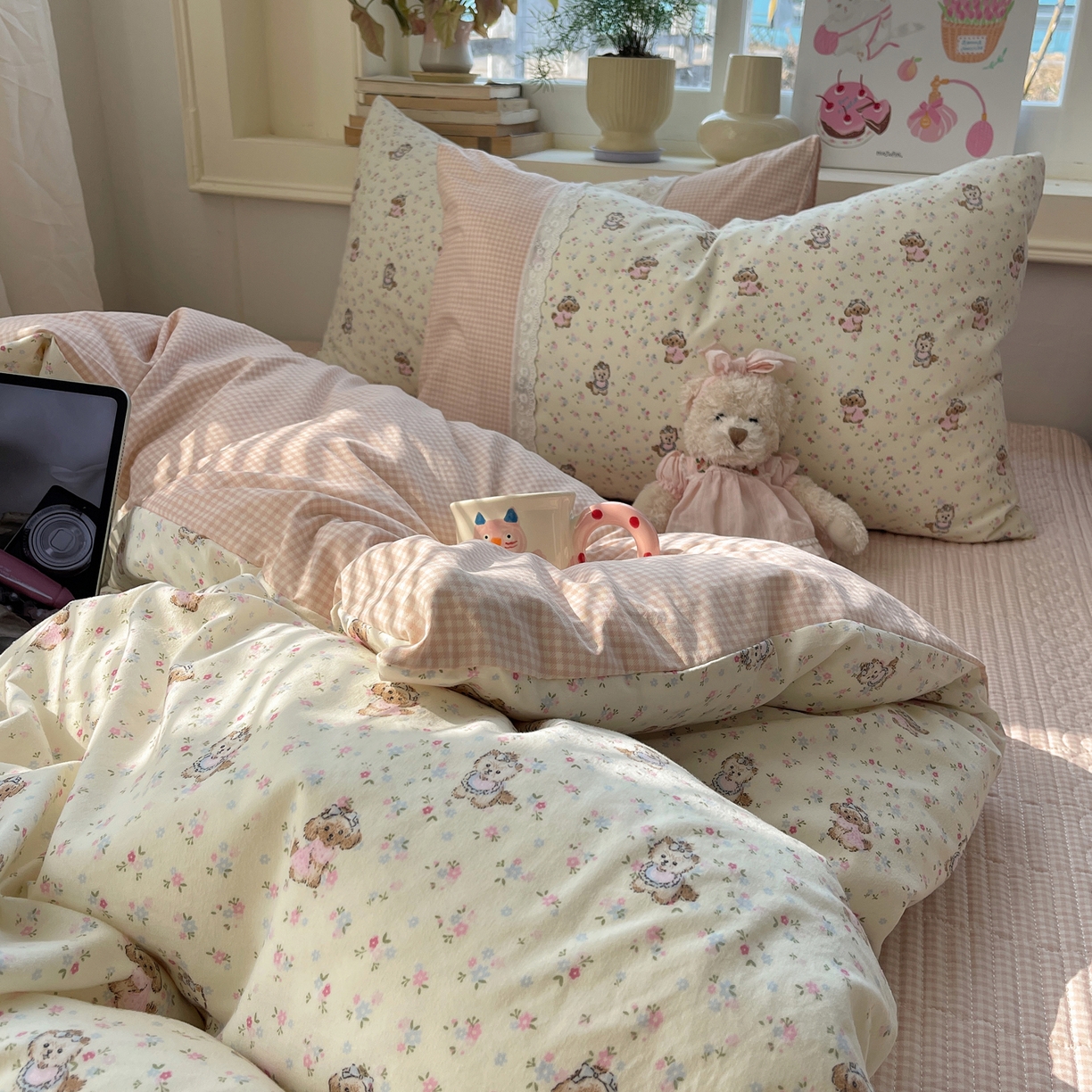 91家纺网 家纺一手货源 找家纺 花漾家居 2026新款小红书爆款小清新格子双拼刺绣小花边古法水洗棉四件套 芝芝小狗