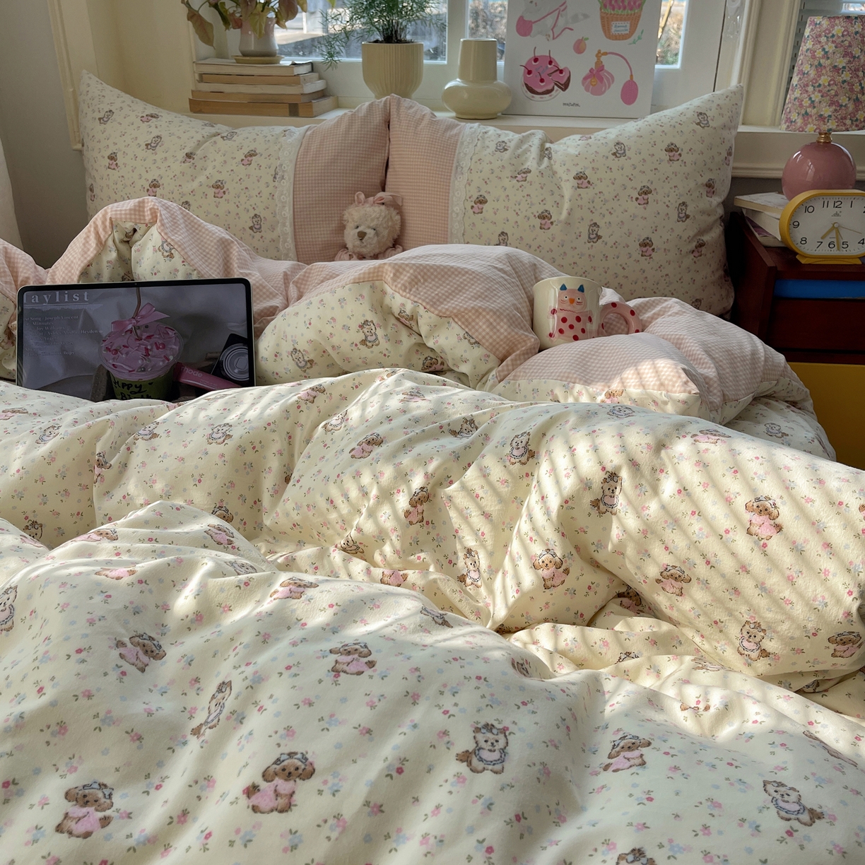 91家纺网 家纺一手货源 找家纺 花漾家居 2026新款小红书爆款小清新格子双拼刺绣小花边古法水洗棉四件套 芝芝小狗