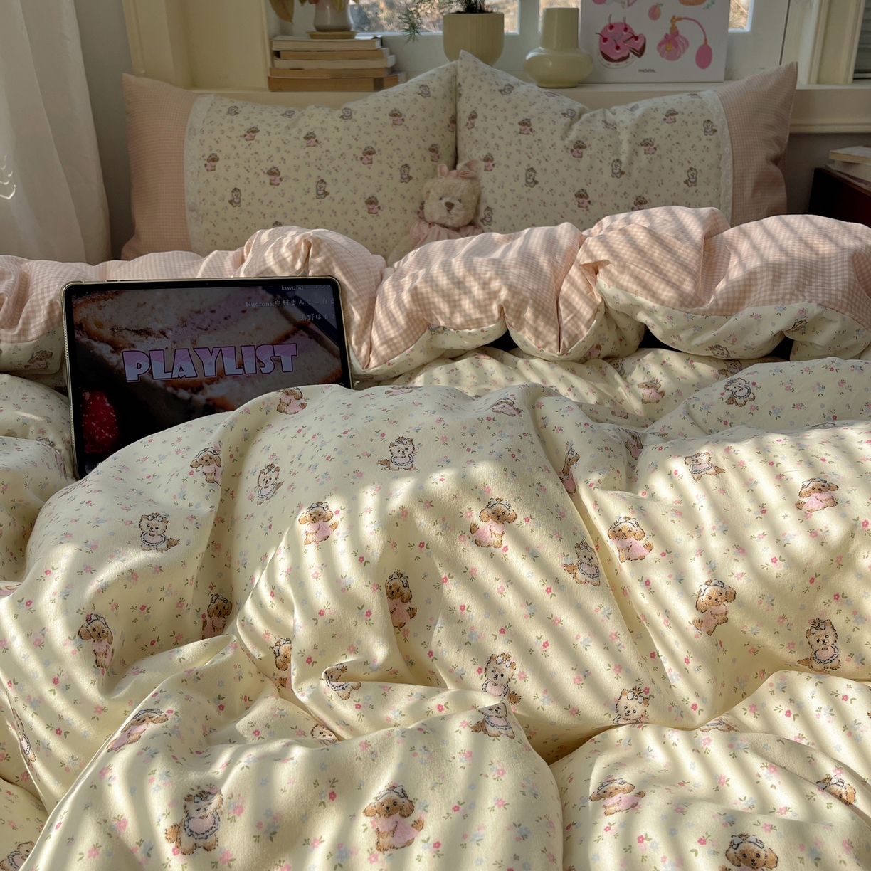 91家纺网 家纺一手货源 找家纺 花漾家居 2026新款小红书爆款小清新格子双拼刺绣小花边古法水洗棉四件套 芝芝小狗