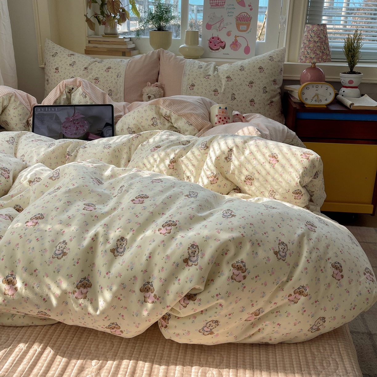 91家纺网 家纺一手货源 找家纺 花漾家居 2026新款小红书爆款小清新格子双拼刺绣小花边古法水洗棉四件套 芝芝小狗