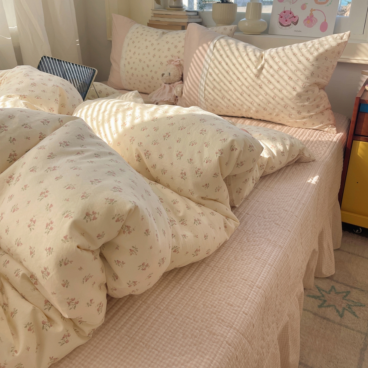 91家纺网 家纺一手货源 找家纺 花漾家居 2026新款小红书爆款小清新格子双拼刺绣小花边古法水洗棉四件套 栀夏